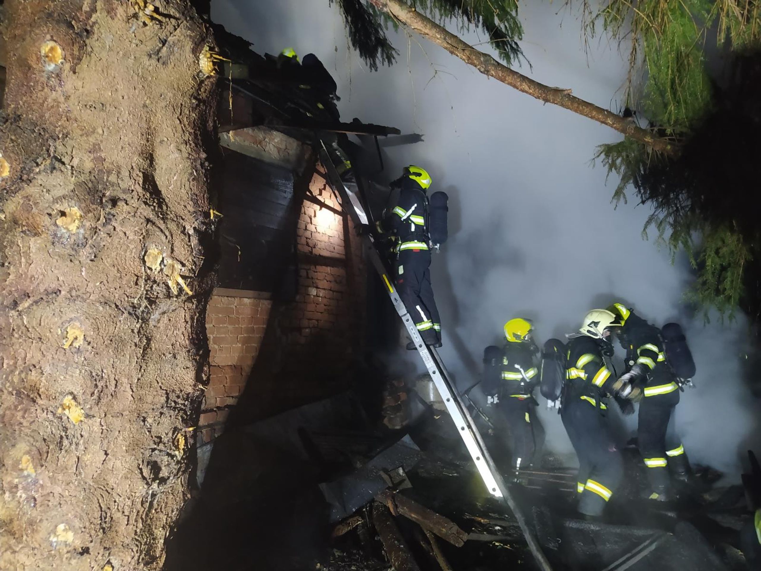 Požár chalupy v Krkonoších - 5 - Požár chalupy v Jilemnici-Hrabačově (4/5)