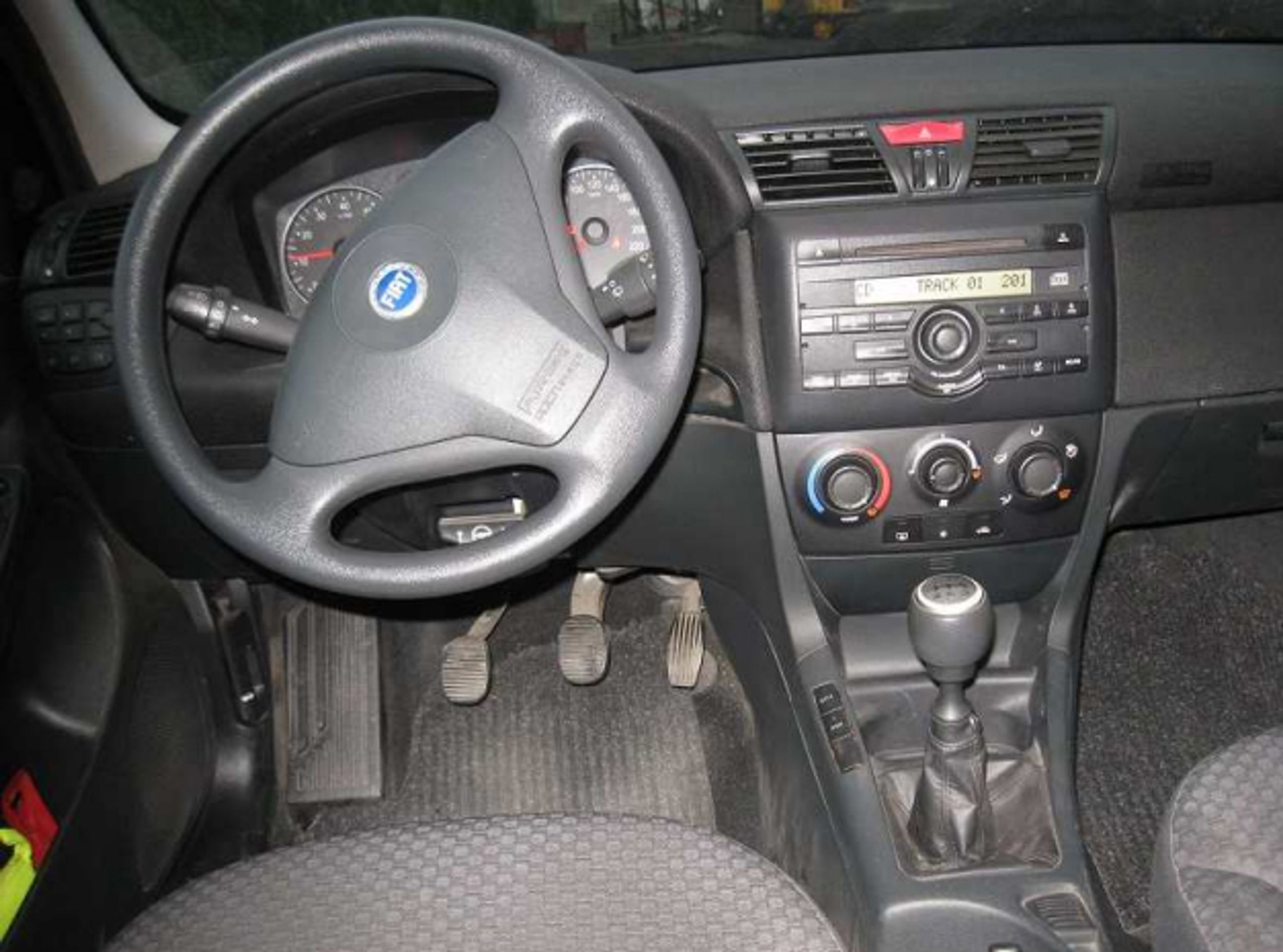 Dražba - Fiat Stilo (benzin), Vyvolávací cena: 15.000,- - GALERIE: Dražba motorových vozidel (6/51)