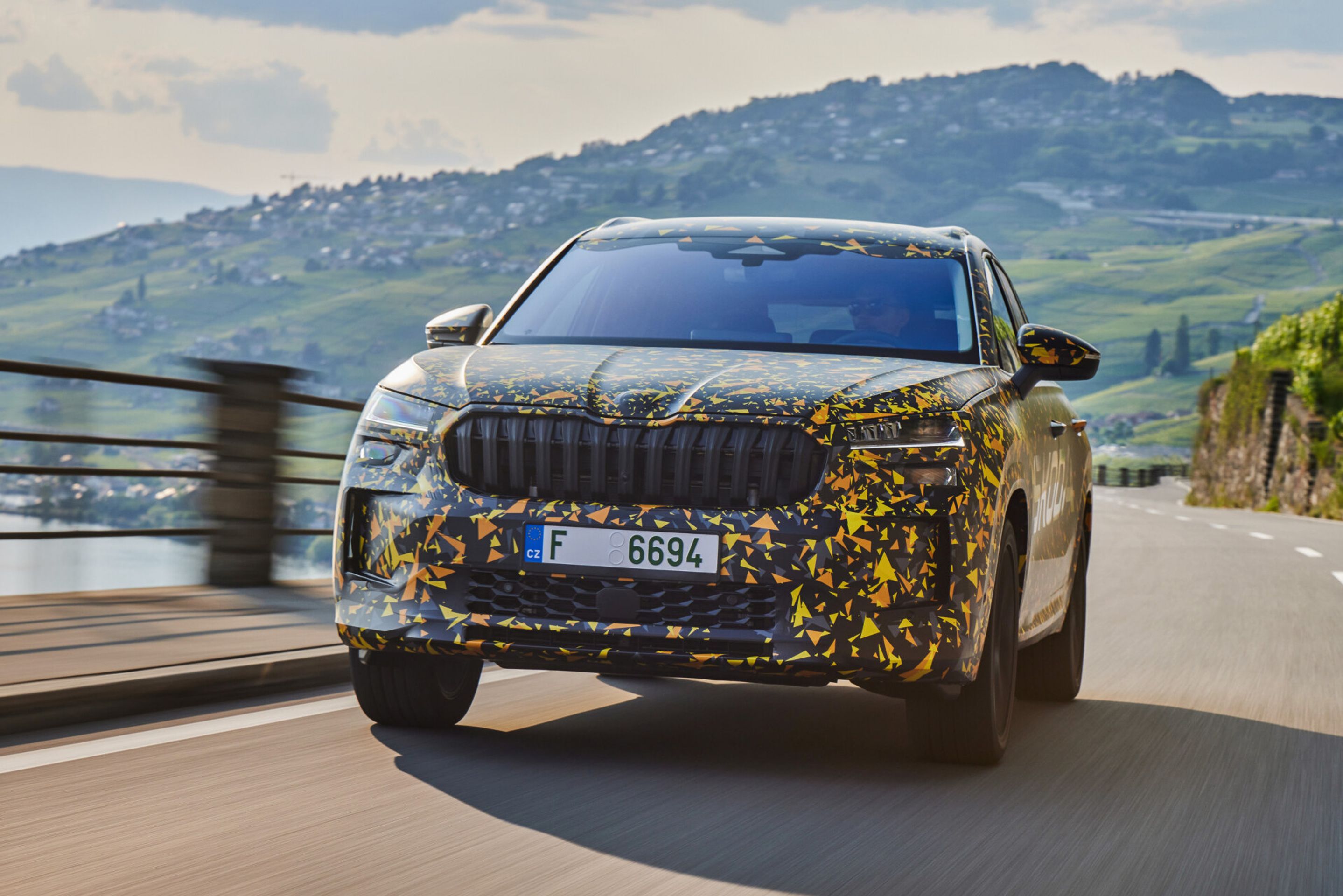 Druhá generace Škody Kodiaq pod maskováním - Druhá generace Škody Kodiaq na skicách a pod maskováním (9/17)