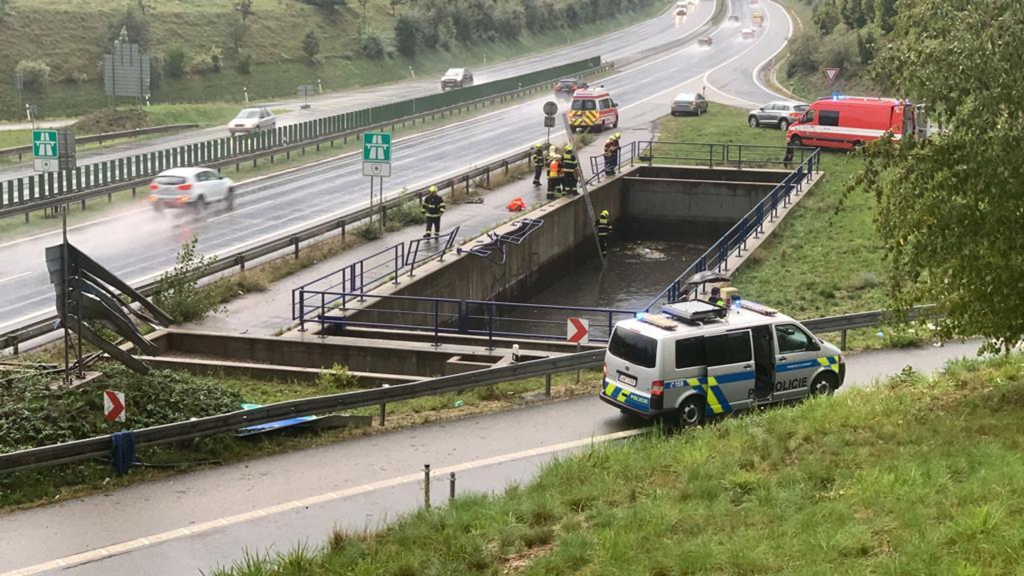 Dopravní nehoda na dálnici D6 - 5 - GALERIE: Nehoda na exitu 7 (6/15)