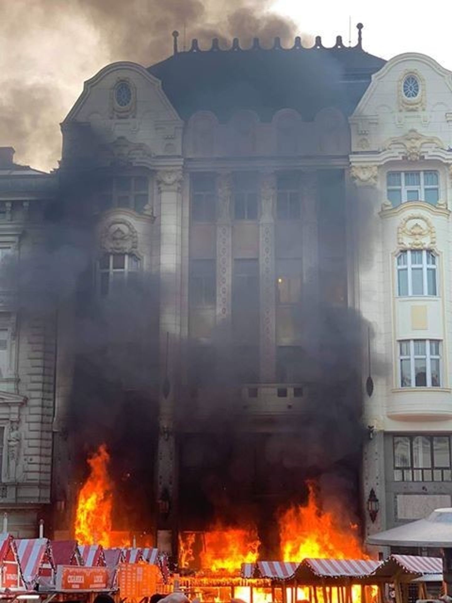 Požár na vánočních trzích v Bratislavě - 2 - GALERIE: Požár na vánočních trzích v Bratislavě (4/5)