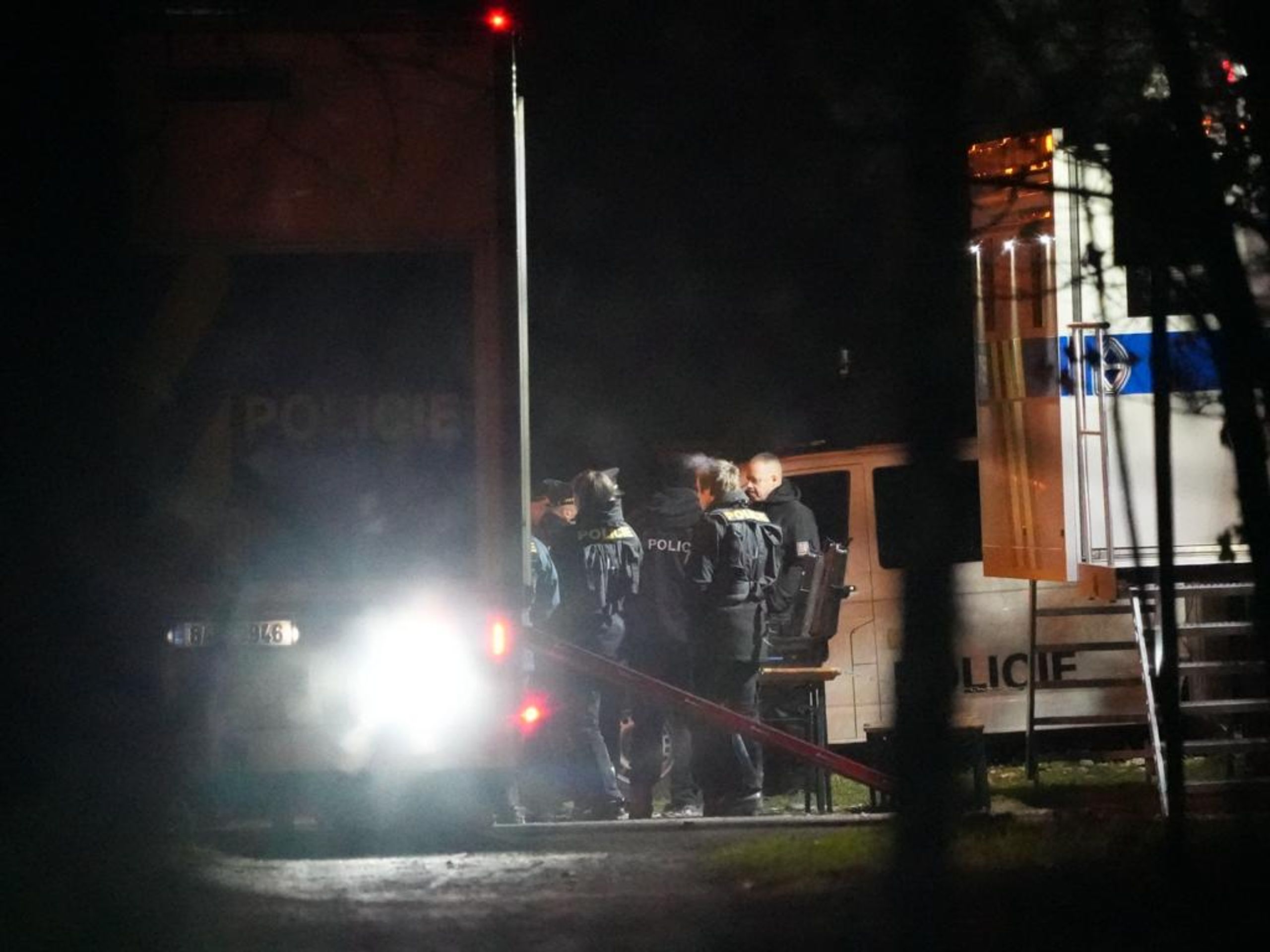 Přes 100 pražských policistů se chystá pročesávat Klánovický les (5) - Pátrací akce v Klánovickém lese (21/33)