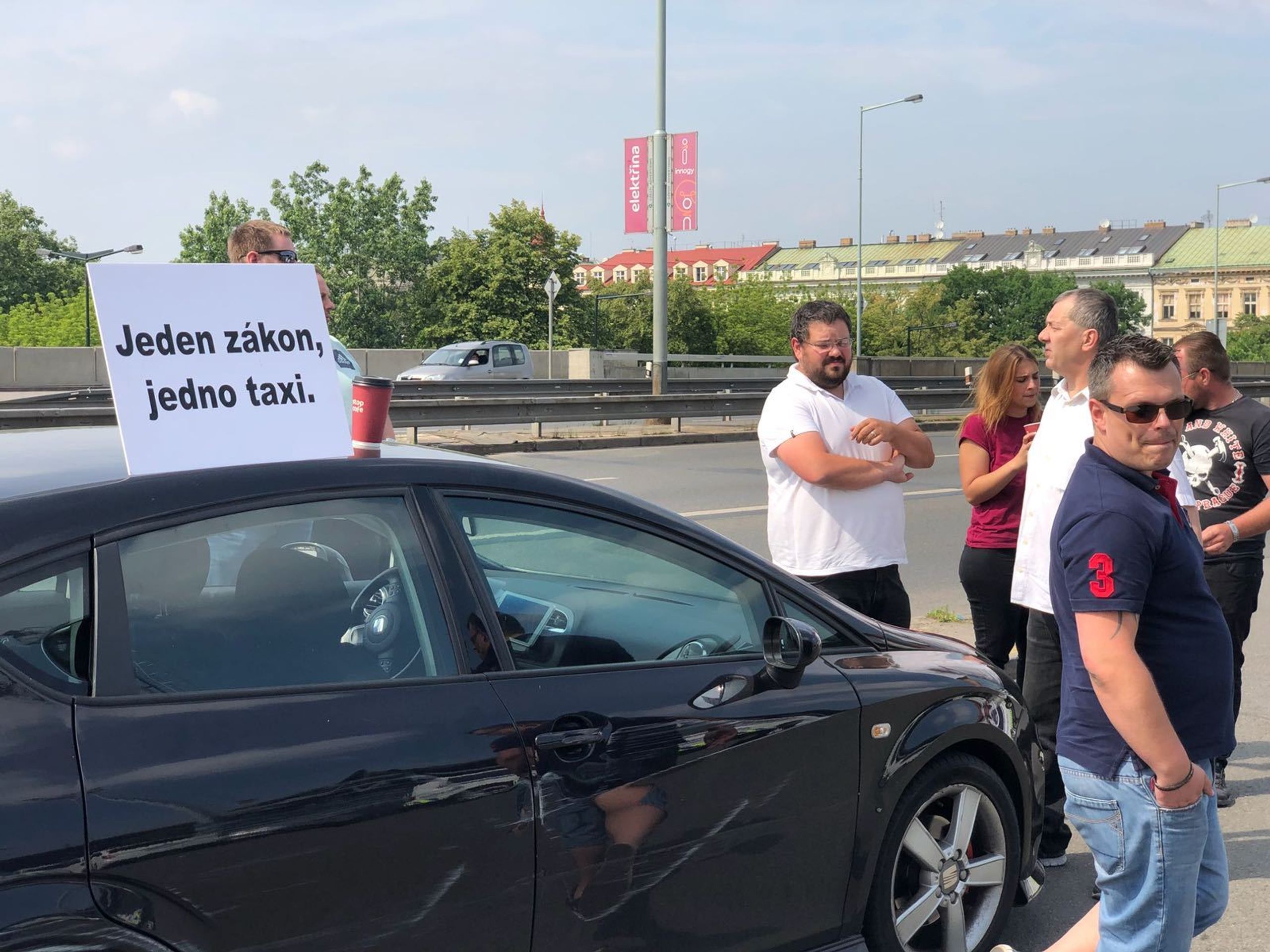Protest taxikářů na Hlavním nádraží - 1 - GALERIE: Protest taxikářů na hlavním nádraží (4/4)