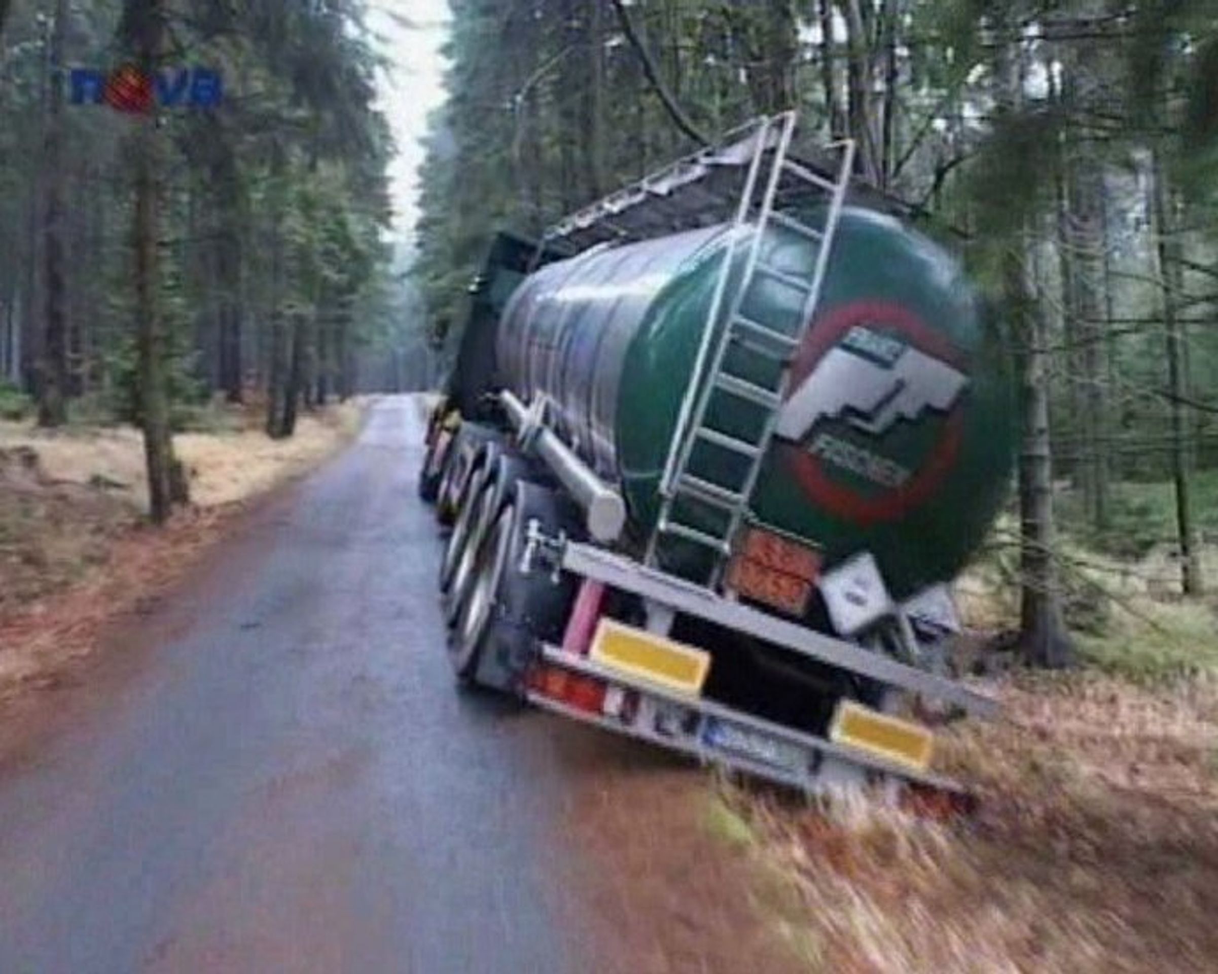 Kamion uvízl v lese.  - Kamion s nákladem kyseliny vyvázl z lesa po 53 hodinách (1/2)