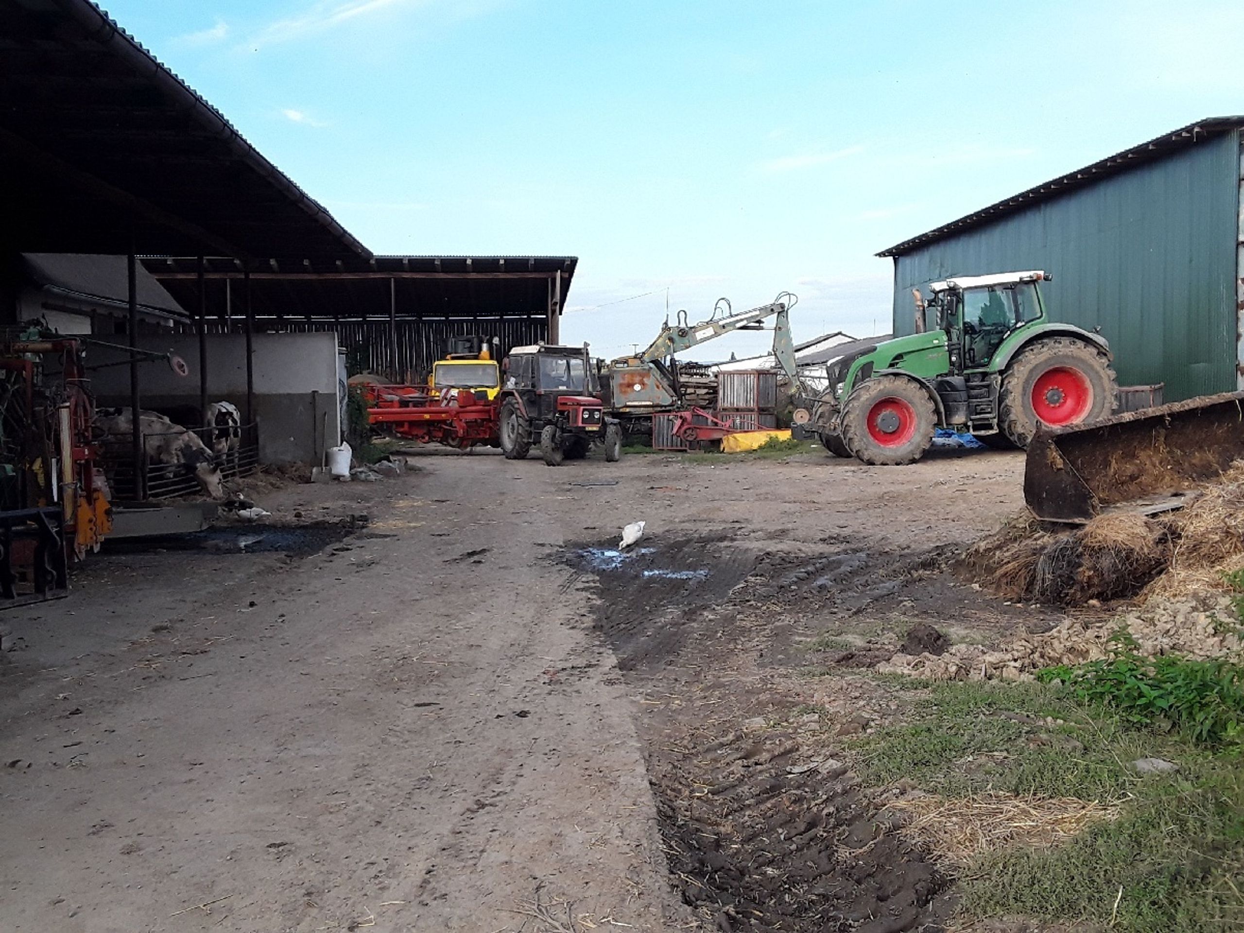 Muži se zasekla noha ve stroji na brambory - 8 - GALERIE: Muže vyprostili ze stroje na brambory (4/5)