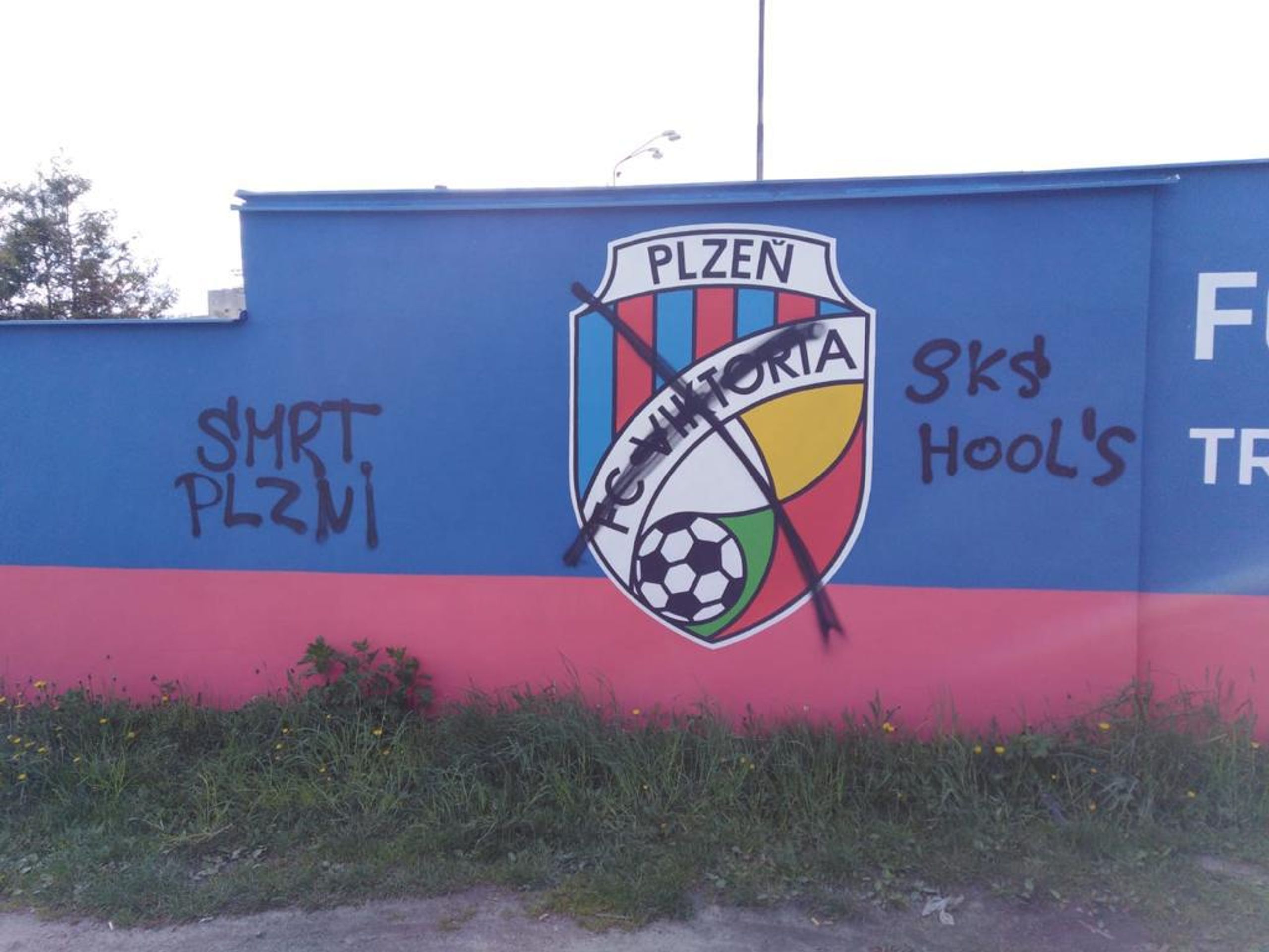 Řádění fanoušků Slavie v Plzni - GALERIE: Takhle řádili fanoušci Slavie v Plzni (3/5)