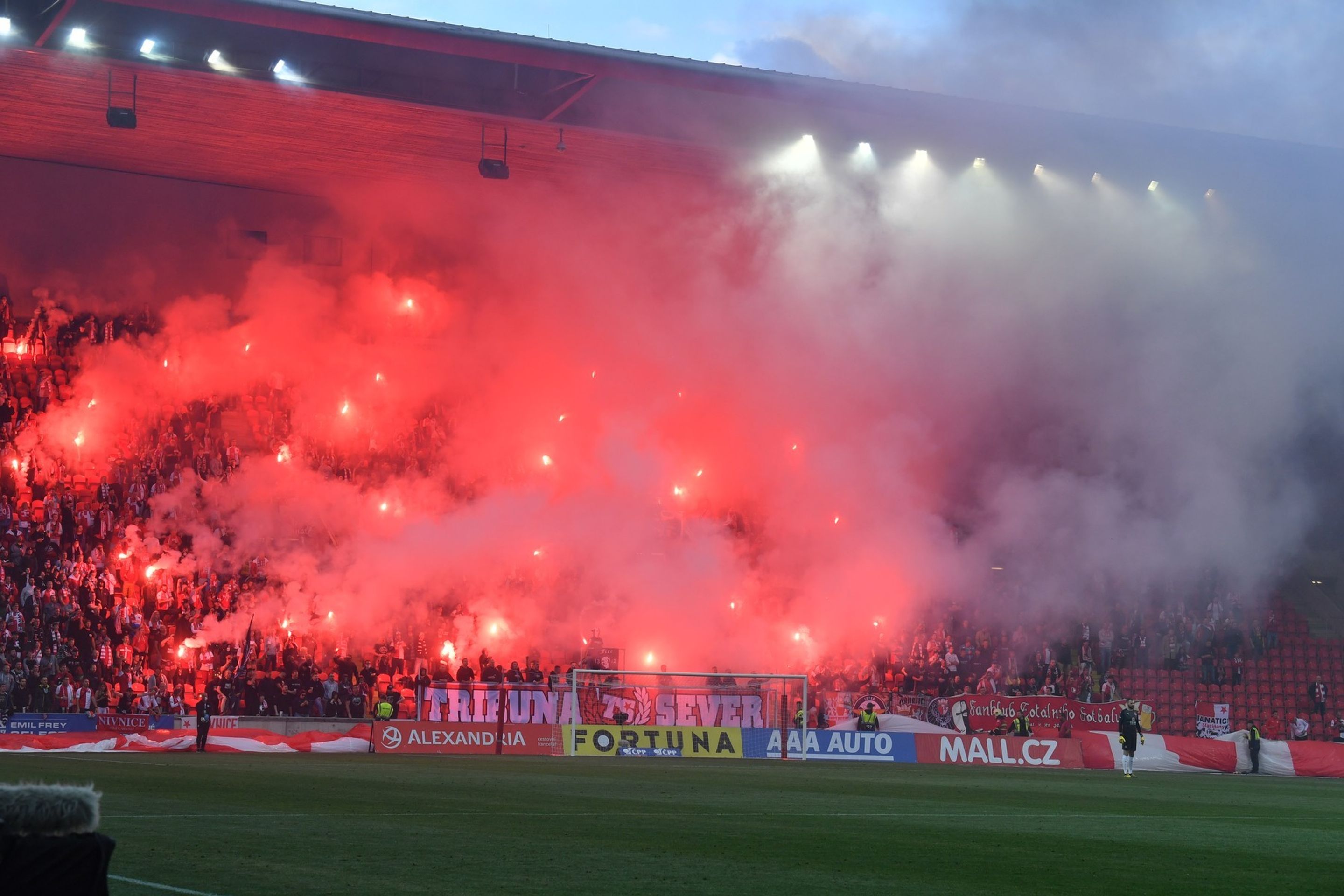 Oslavy titulu fotbalové Slavie - 2 - OBRAZEM: Jak Slavia slavila titul. Fanoušci čekali před stadionem! (6/7)
