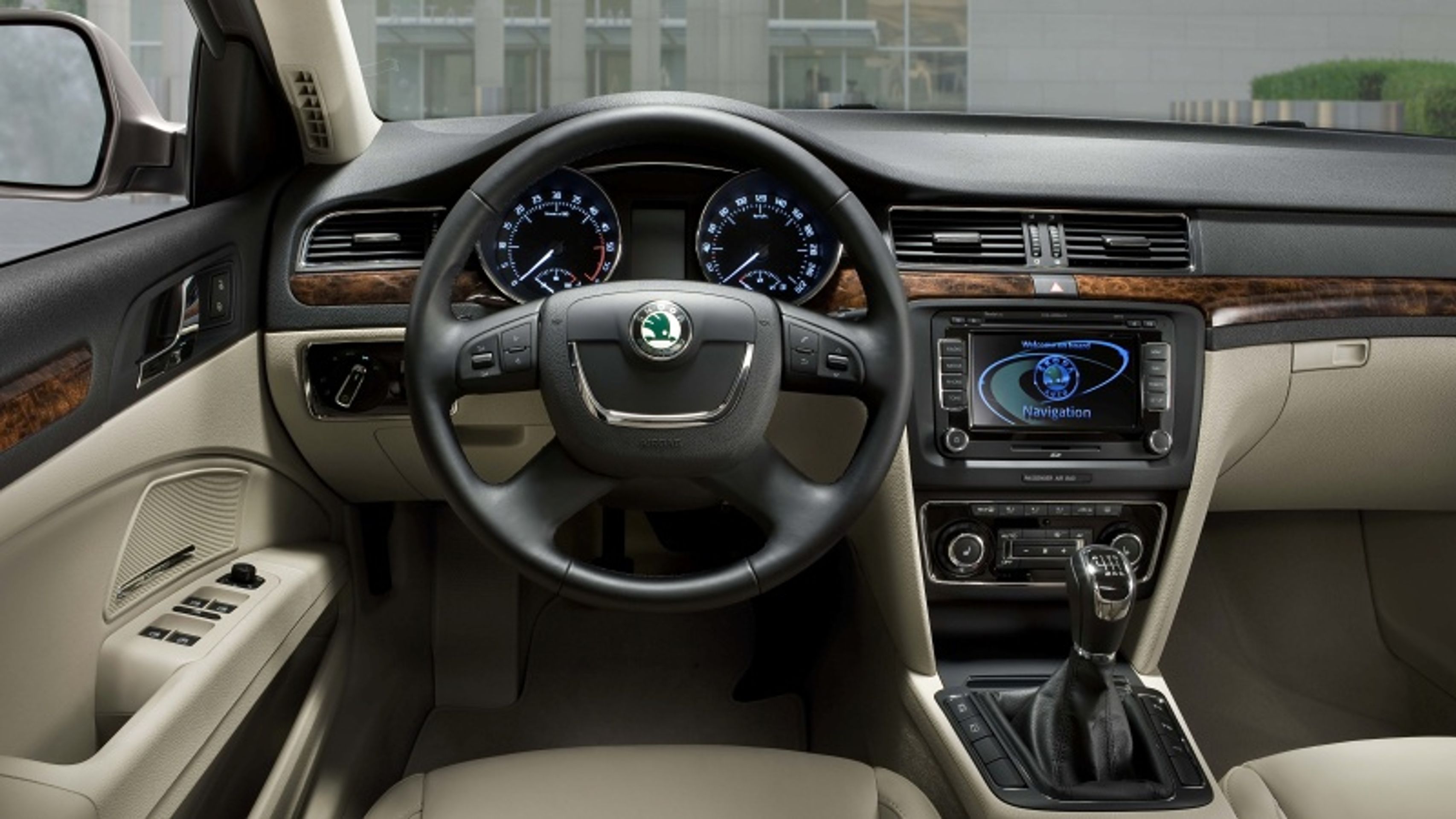 Škoda Superb-5 - GALERIE Škoda Superb Combi Milano (5/17)