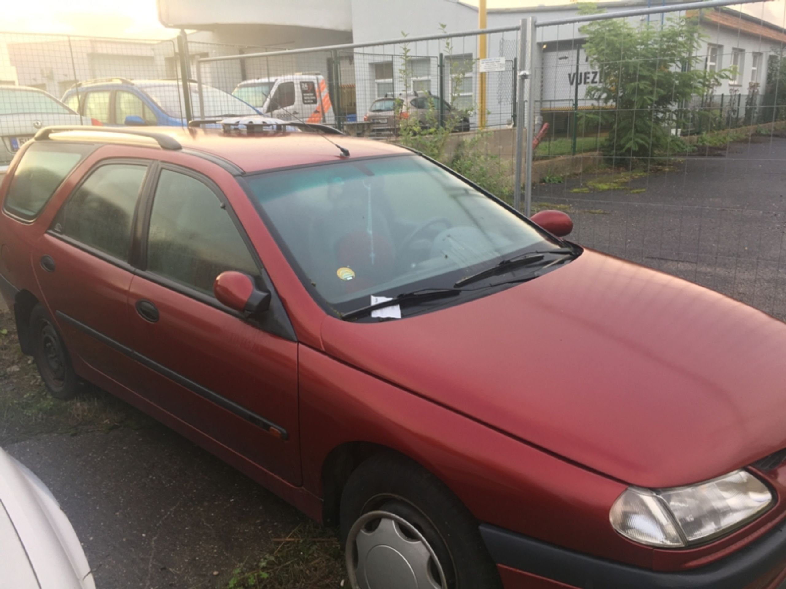 OA Renault Laguna - odhadní cena 900 Kč, nejnižší podání 300 Kč - Aukce aut, která blokovala ulice Ústí nad Labem (2/16)