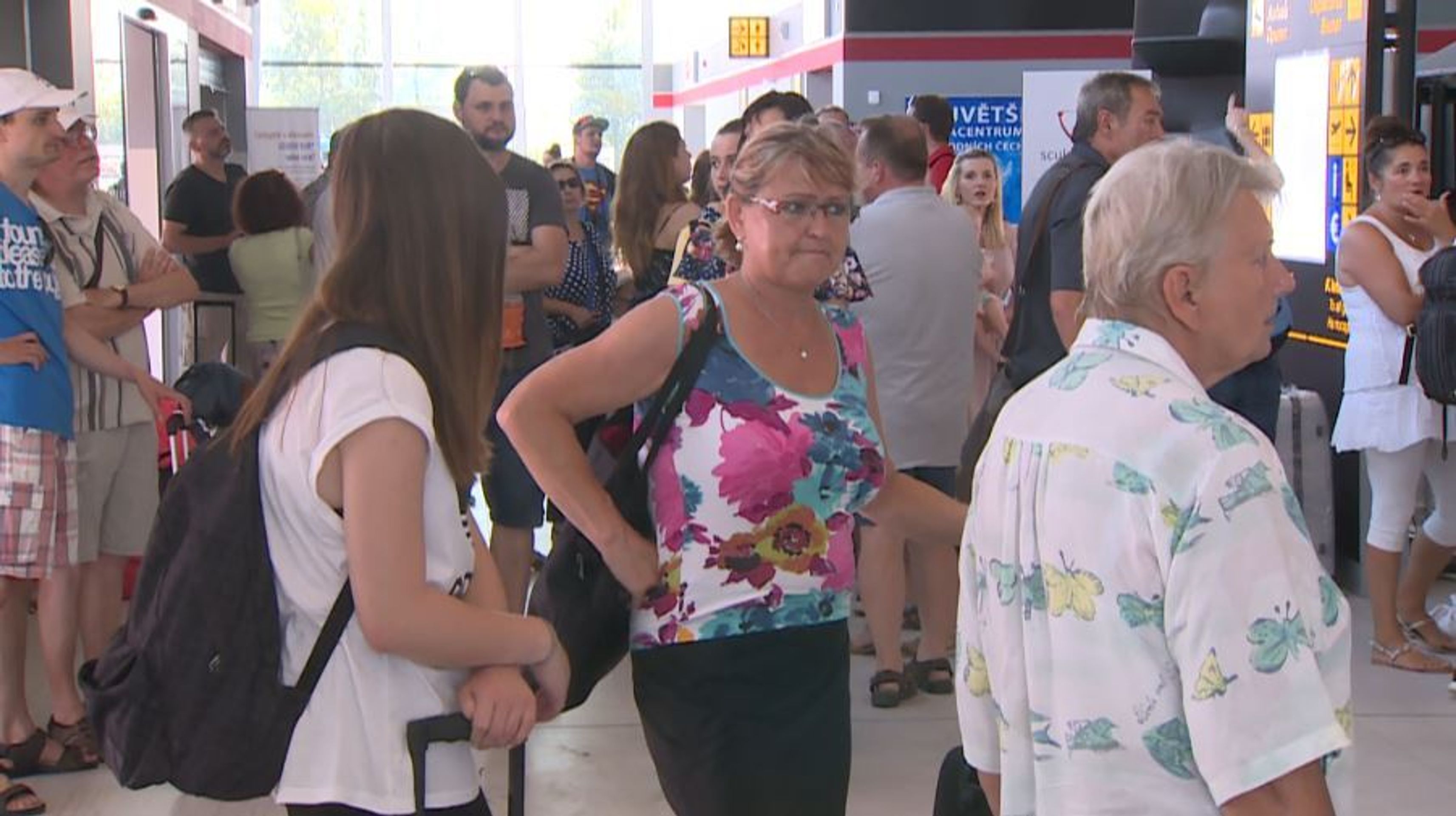 Letiště v Pardubicích - 4 - GALERIE: Cestující Travel Service čekali na své lety déle než 24 hodin (6/11)