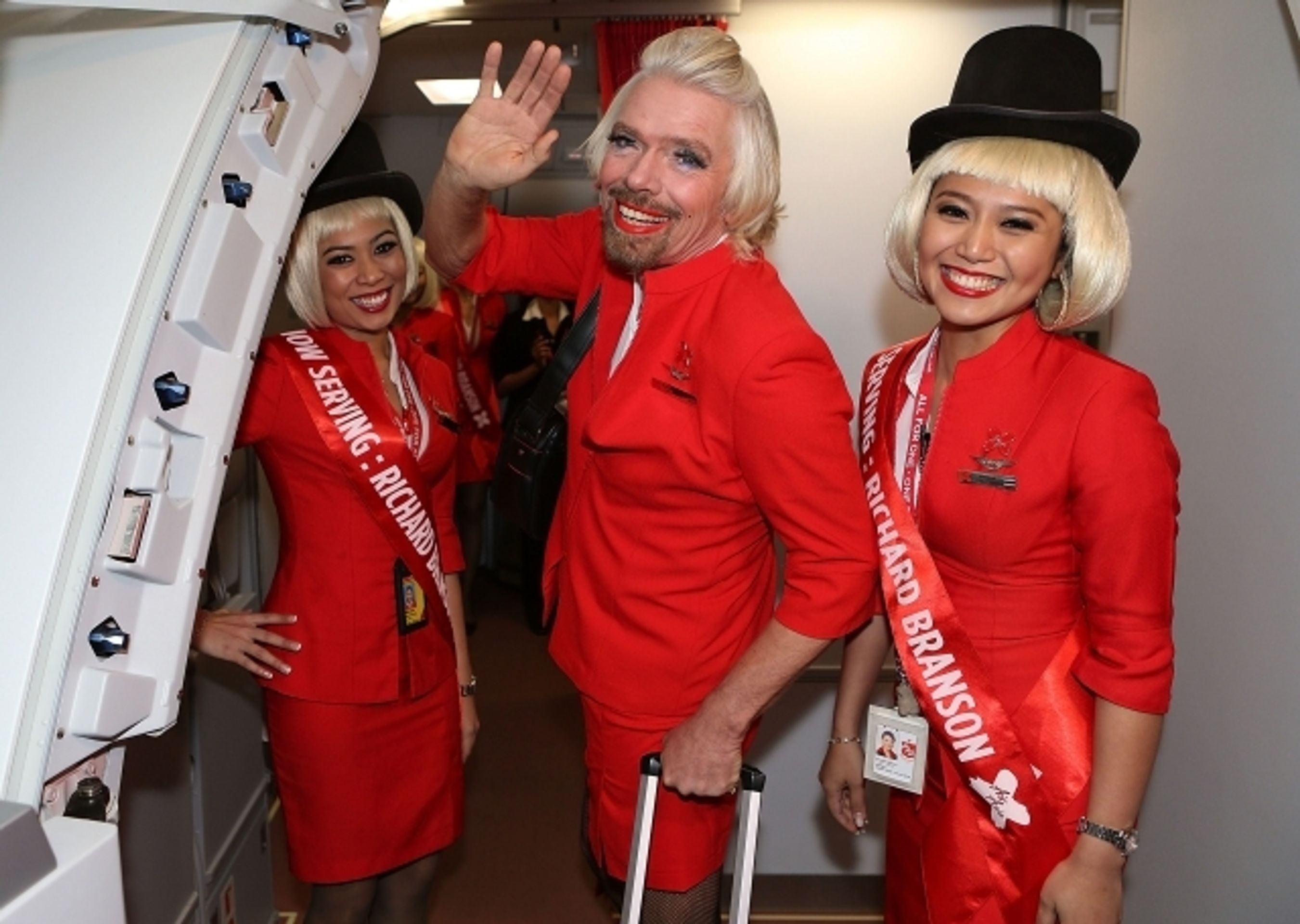 Richard Branson jako vousatá letuška - 9 - GALERIE: Miliardář Branson jako vousatá letuška (6/10)