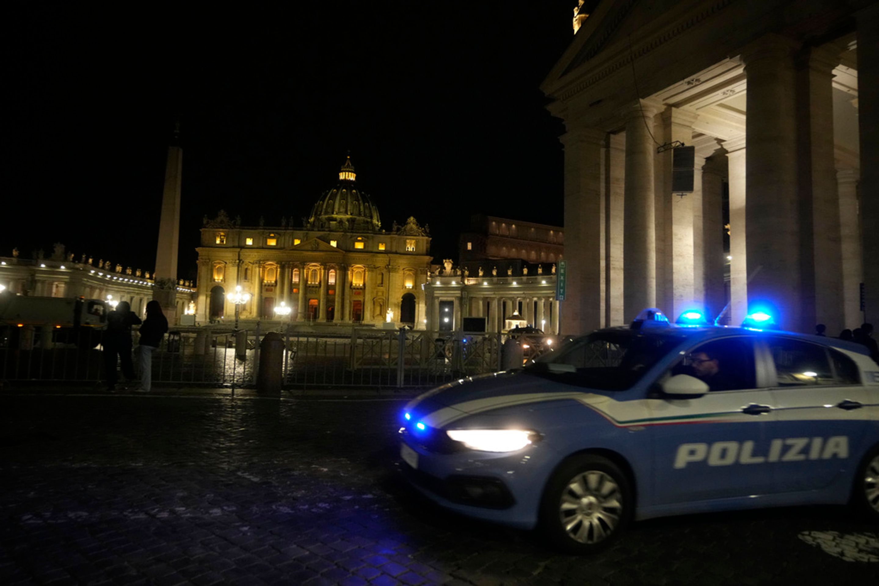 Vatikán muž se vřítil autem do bran (2) - Vatikán - policie na místě (1/5)