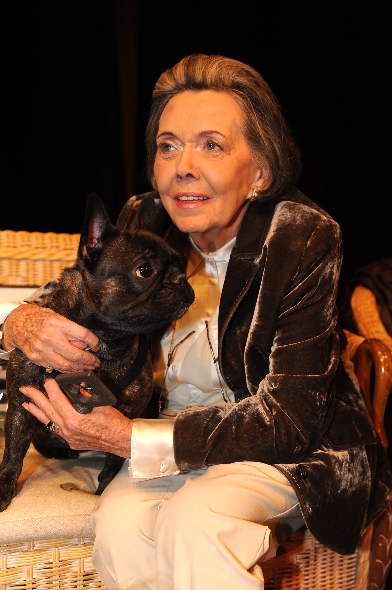 Jiřina Jirásková s buldočkem Amálkou - 5 - Jiřina Jirásková s buldočkem Amálkou (2/6)