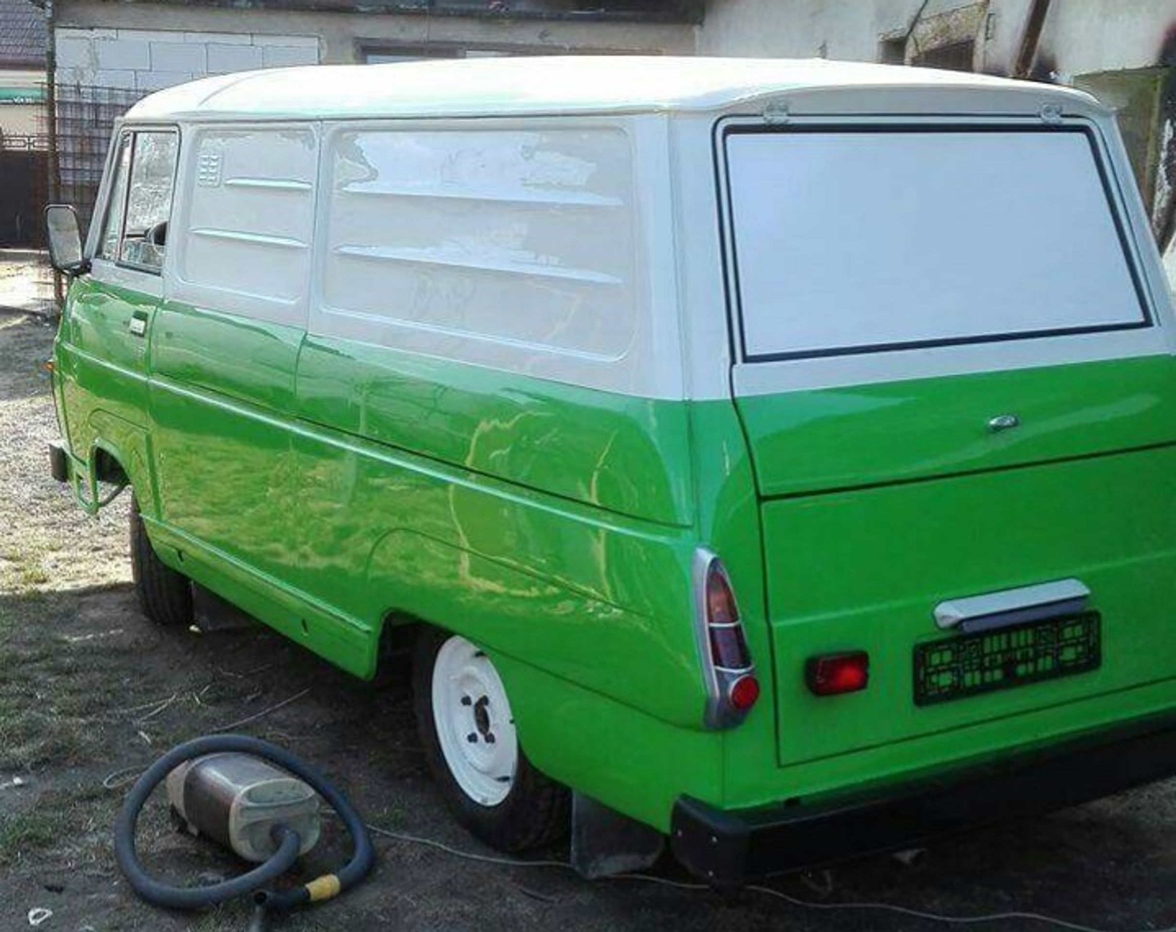 Kultovní Škoda 1203 - 76 - Fotogalerie: Kultovní “dvanda“ slaví. Podívejte se na originální úpravy (29/39)