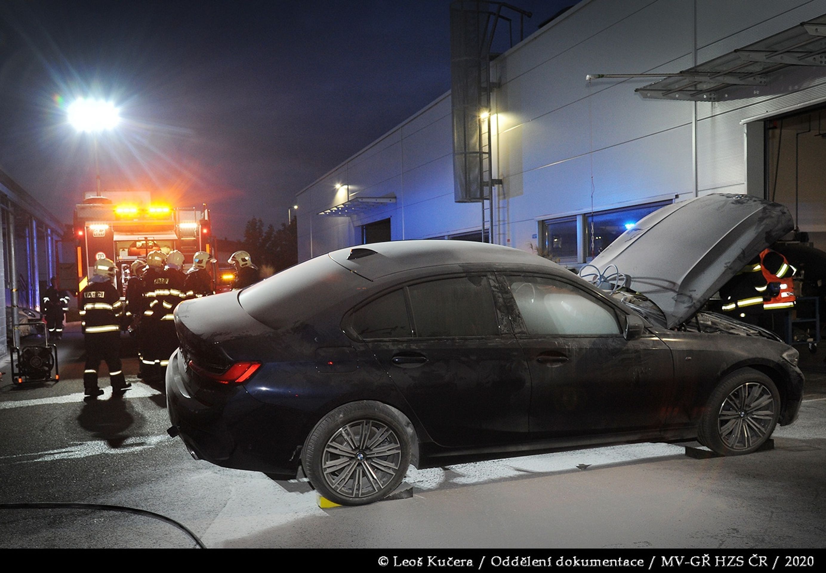 Požár luxusního hybridu v Čestlicích - 26 - Fotogalerie: Hybridní BMW je po požáru v servisu kompletně zničené (3/13)