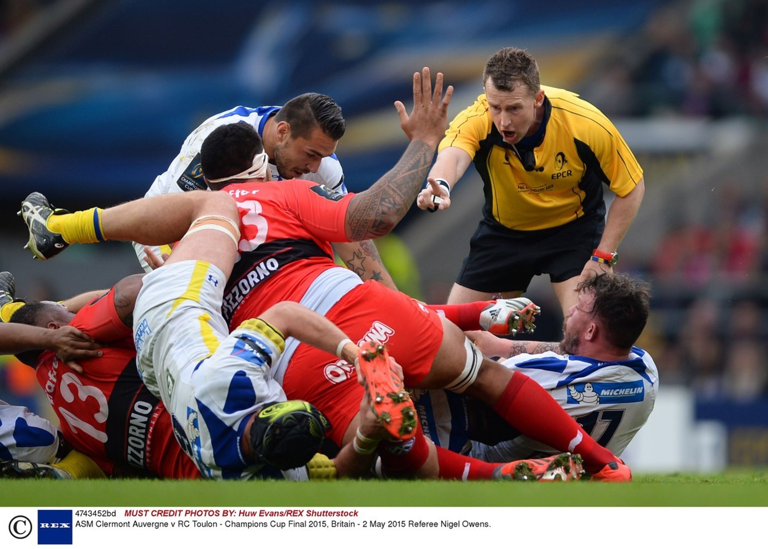 Nigel Owens, ragbyový rozhodčí - 1 - GALERIE: Nigel Owens, ragbyový sudí, co se přiznal k homosexualitě (7/7)