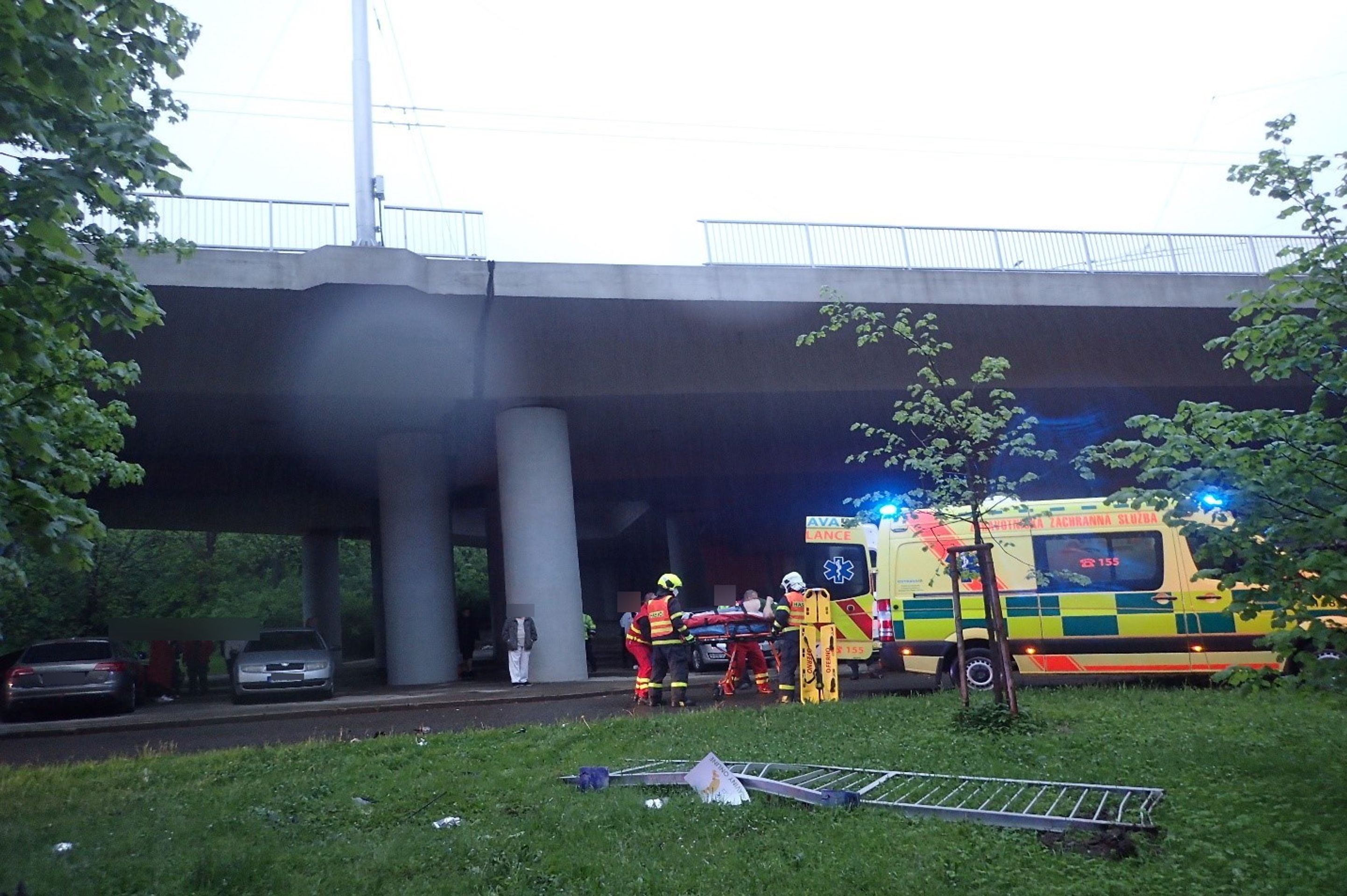 Auto po nehodě v Ostravě prorazilo zábradlí a spadlo z mostu - 3 - GALERIE: Auto v Ostravě prorazilo zábradlí a spadlo z mostu (6/7)