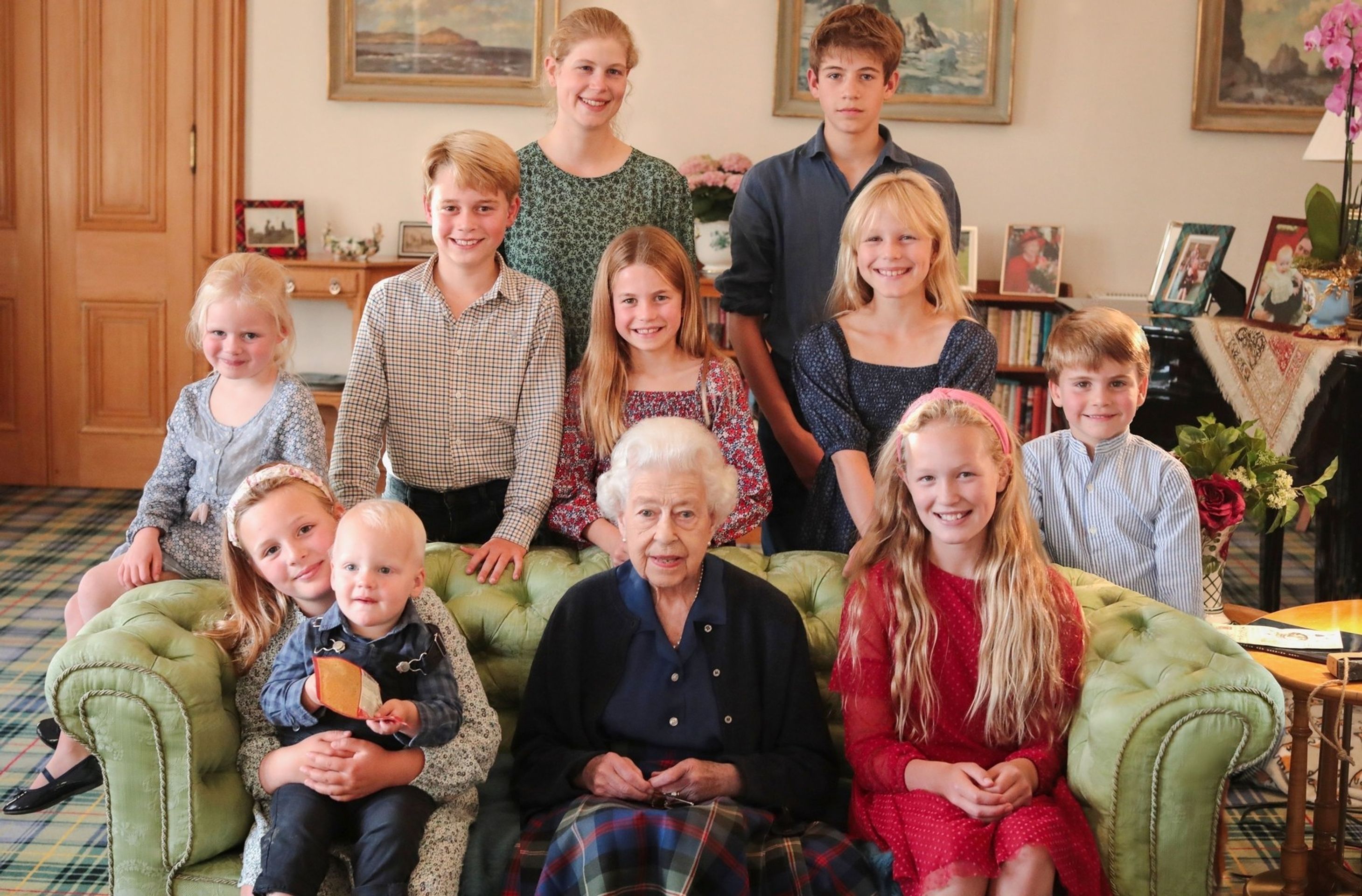 Královna Alžběta II. s vnoučaty na zámku Balmoral - Zámek Balmoral (1/4)