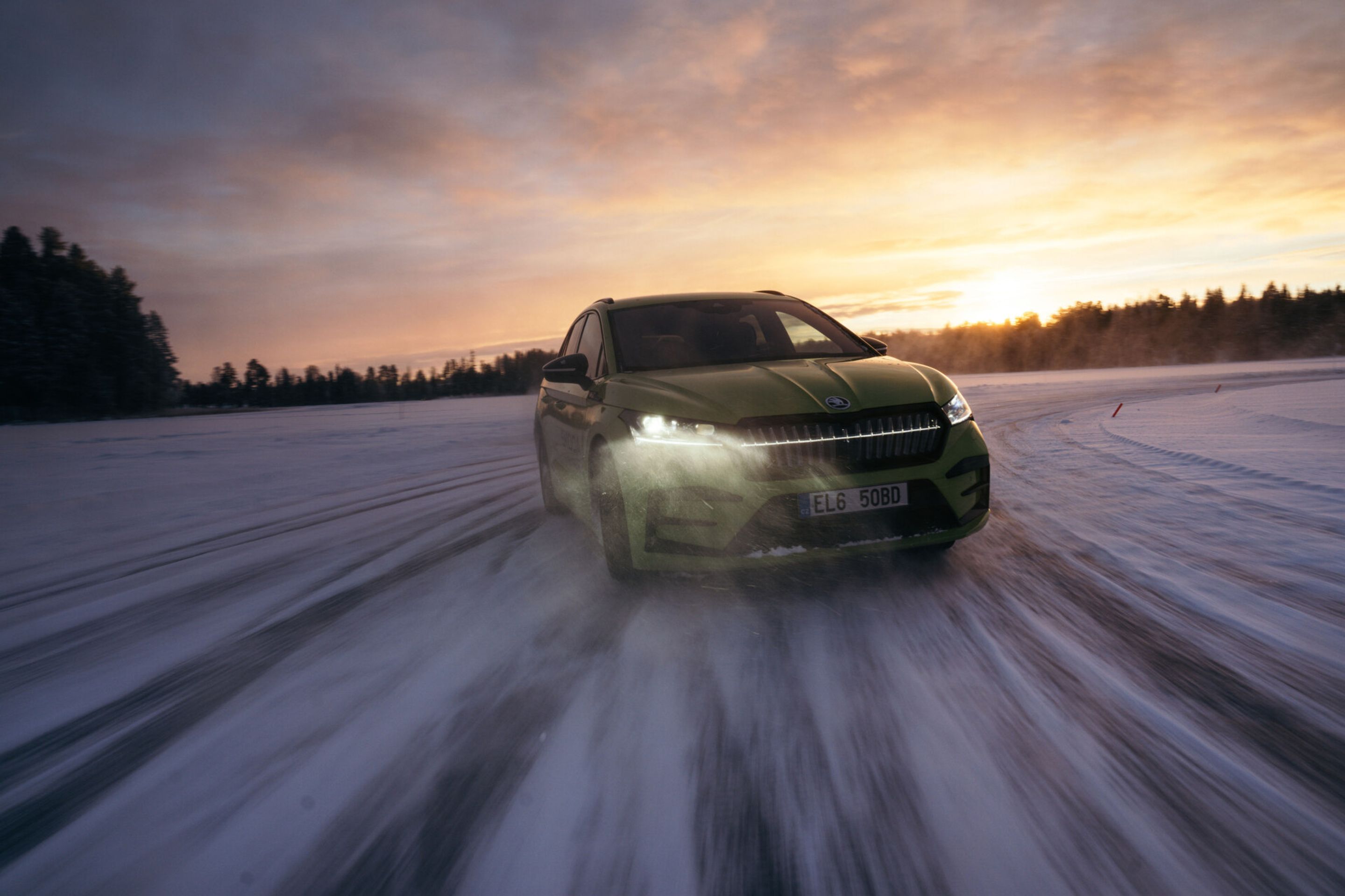 Škoda Enyaq RS iV pokořila dva světové rekordy - Škoda Enyaq RS iV pokořila driftem na ledě dva světové rekordy (4/10)