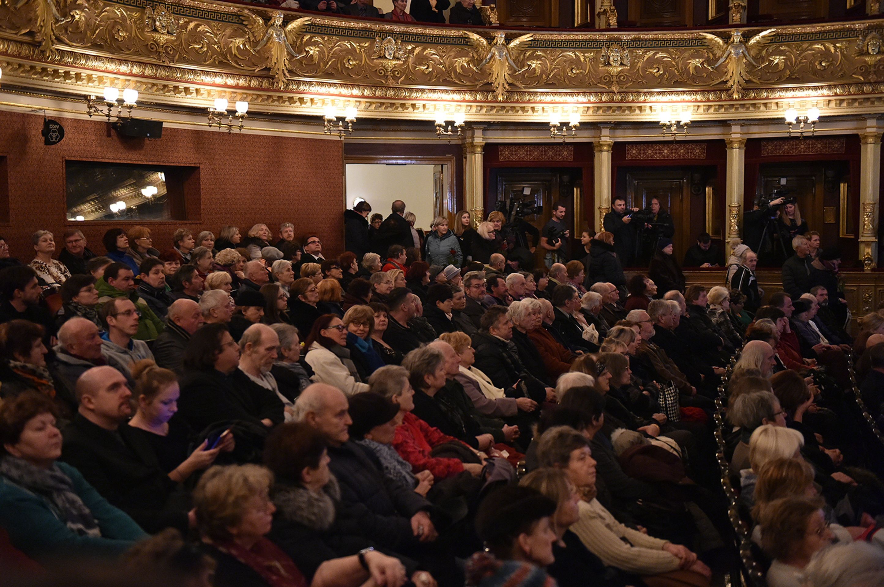 Rozloučení s hercem Luďkem Munzarem - 5 - GALERIE: Lidé se loučí s hercem Luďkem Munzarem (13/40)