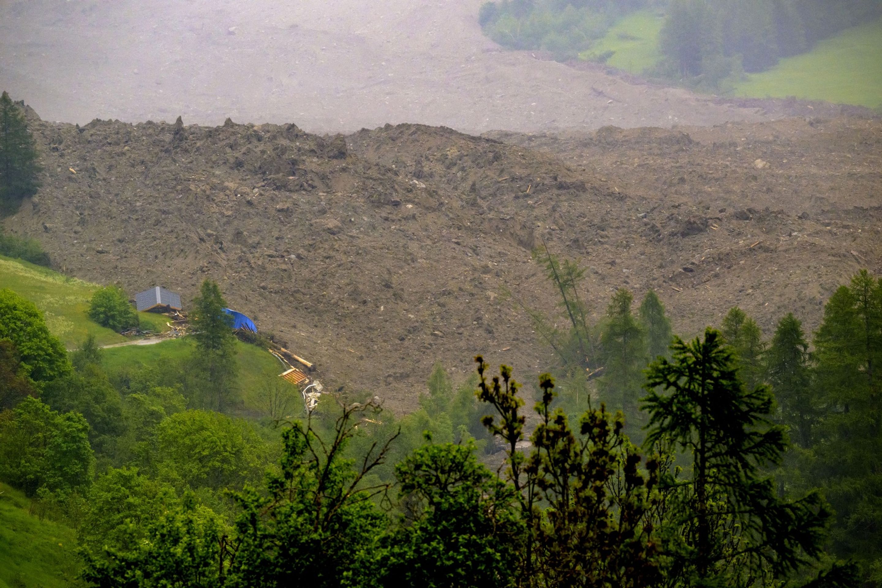 Obrovský kus ledovce pohřbil velkou část vesnice (3) - Obrovský kus ledovce pohřbil velkou část vesnice (2/4)