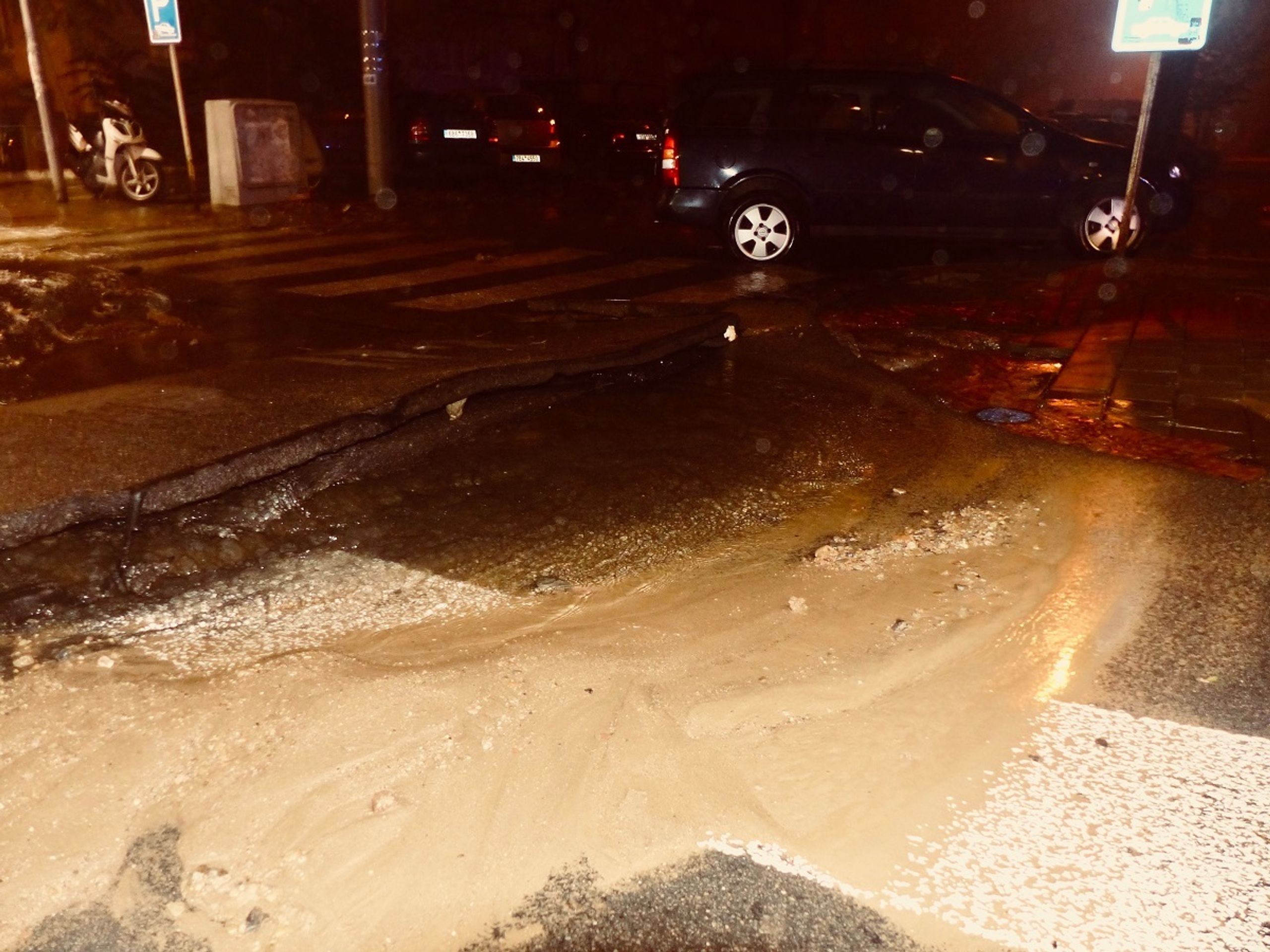 V Brně prasklo potrubí, voda zalila ulici - 6 - GALERIE: V Brně v noci prasklo vodovodní potrubí, ulici zalila voda (8/13)