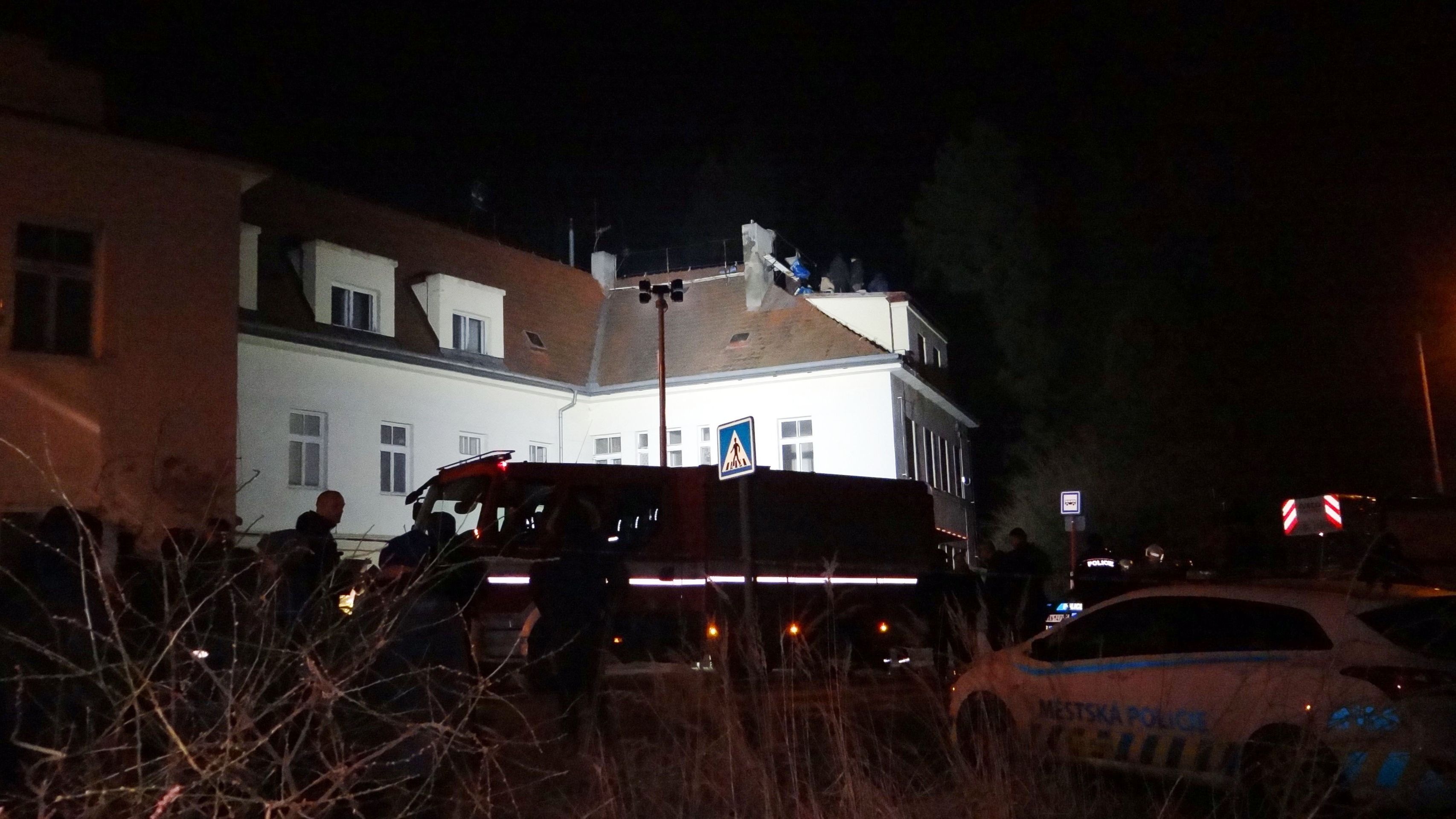 Squatteři zůstali bivakovat na střeše i po mnohahodinovém vyjednávání - GALERIE: Squatteři obsadili usedlost Šatovka v Praze (6/8)