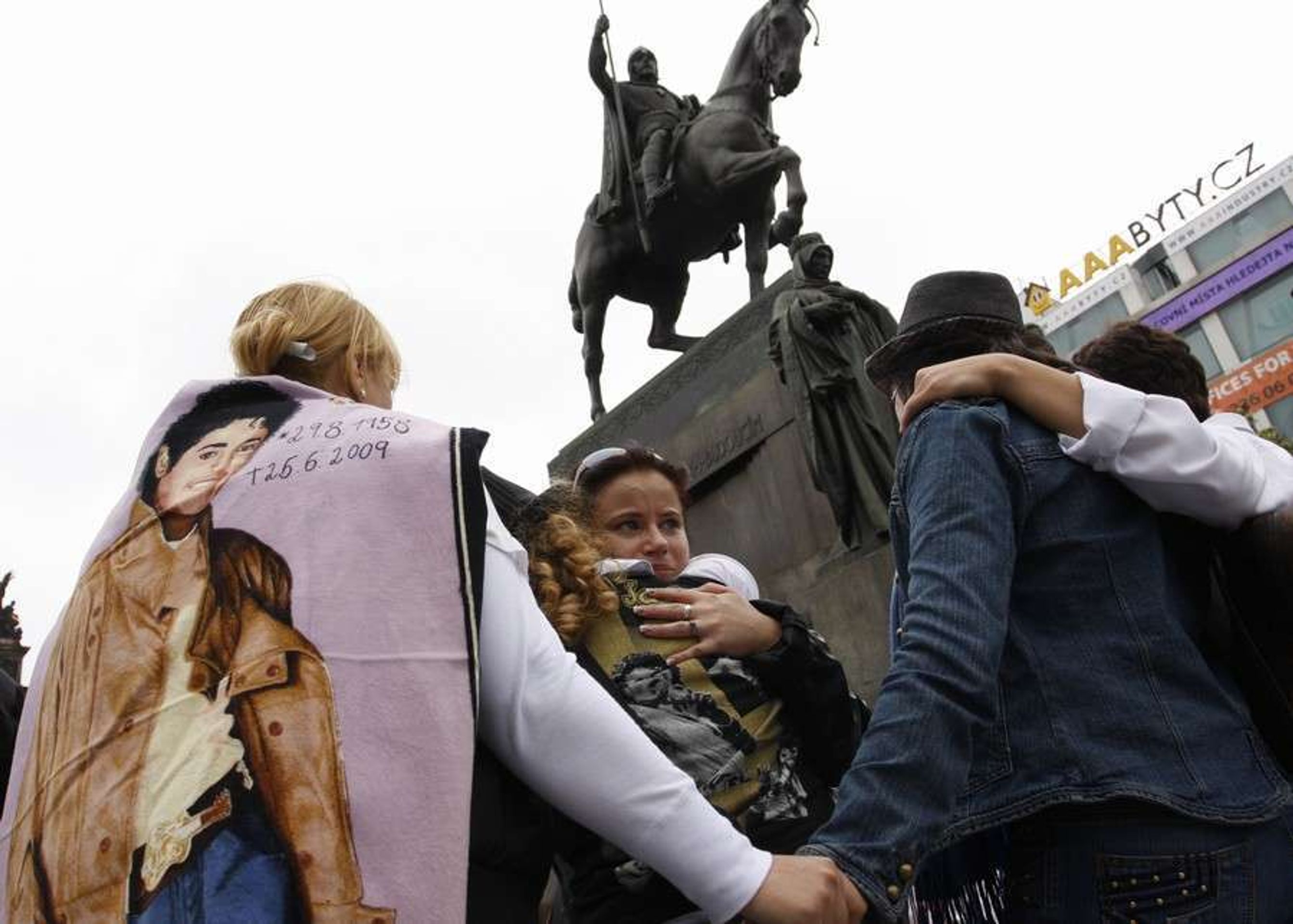 Jacksonovi fanoušci na Václavském náměstí - Fotogalerie: Jacksonovi fanoušci na Václavském náměstí (4/6)