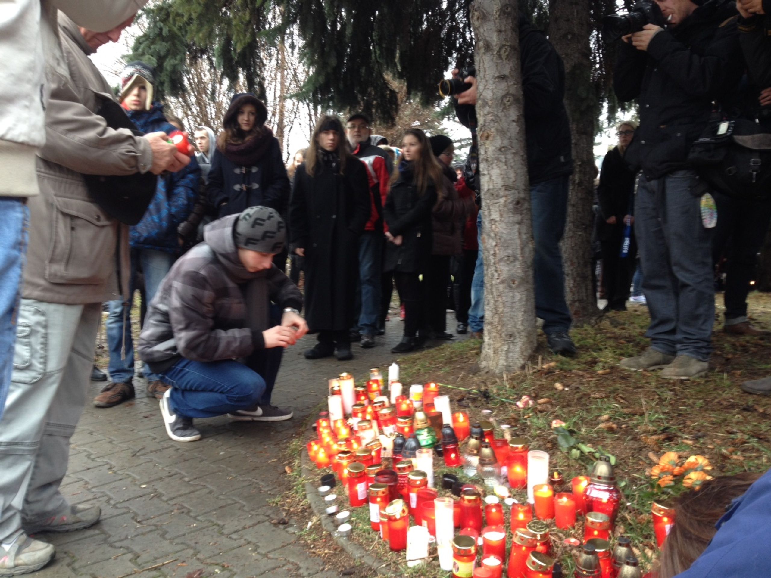 Pieta v Uherském Brodě - 5 - GALERIE: Lidé uctívají památku obětí střelby v Uherském Brodě (12/12)