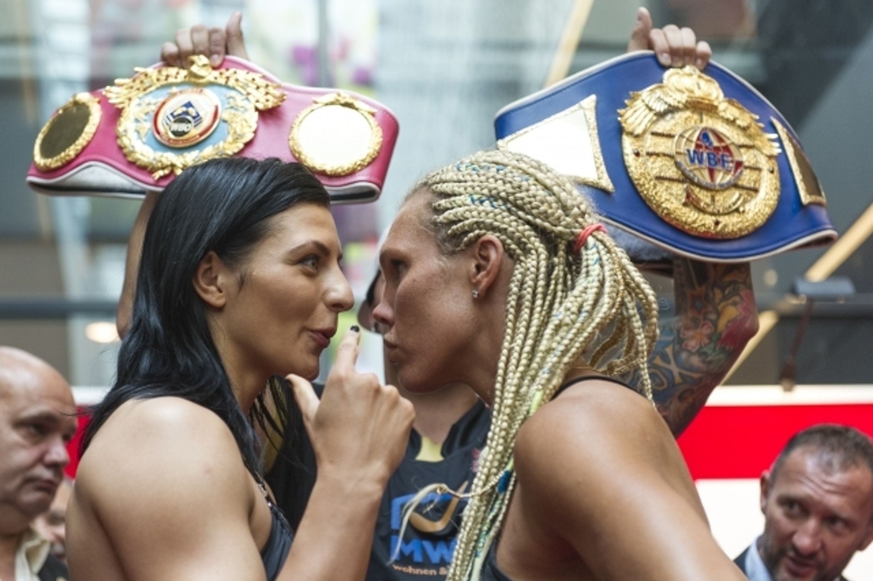 Mikaela Laurenová, Christina Hammerová - 3 - GALERIE: Boxerka zaskočila soupeřku polibkem (10/15)