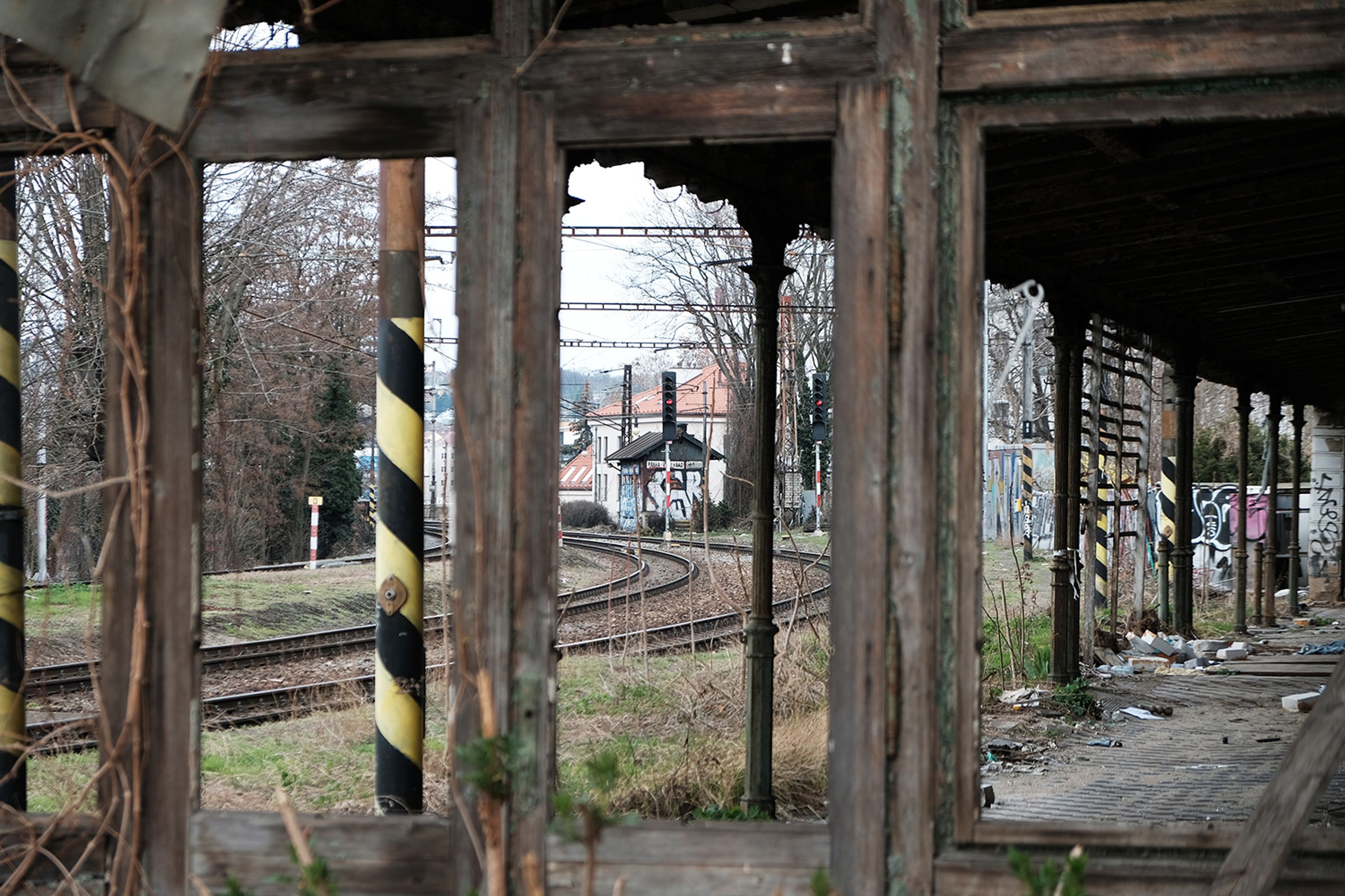 Nádraží Vyšehrad v Praze chátrá - 9 - GALERIE: Nádraží Vyšehrad v Praze chátrá (12/19)