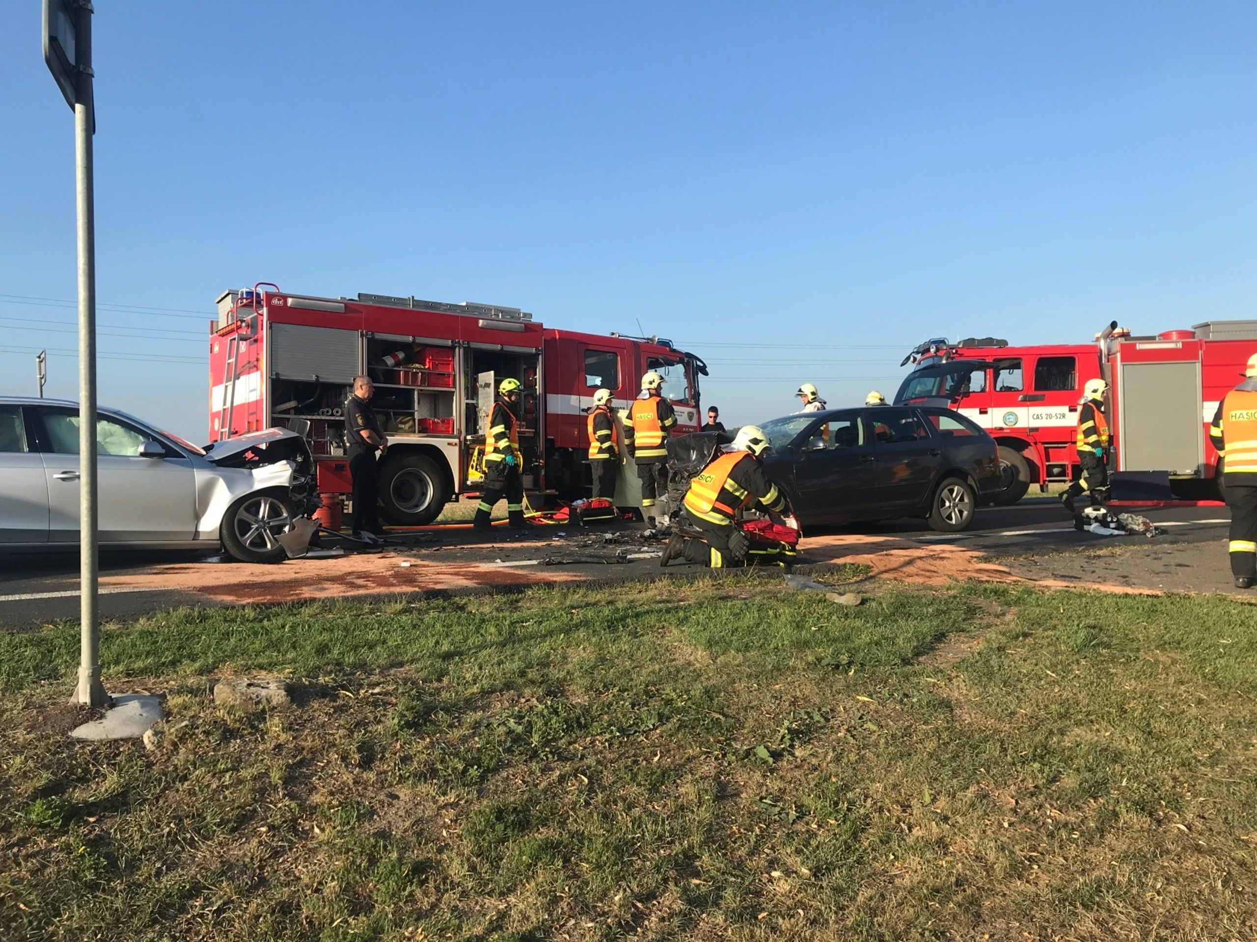 Při čelní srážce na Kolínsku se zranilo pět lidí - 12 - GALERIE: Při čelním střetu dvou aut na Kolínsku se zranilo pět lidí (7/18)