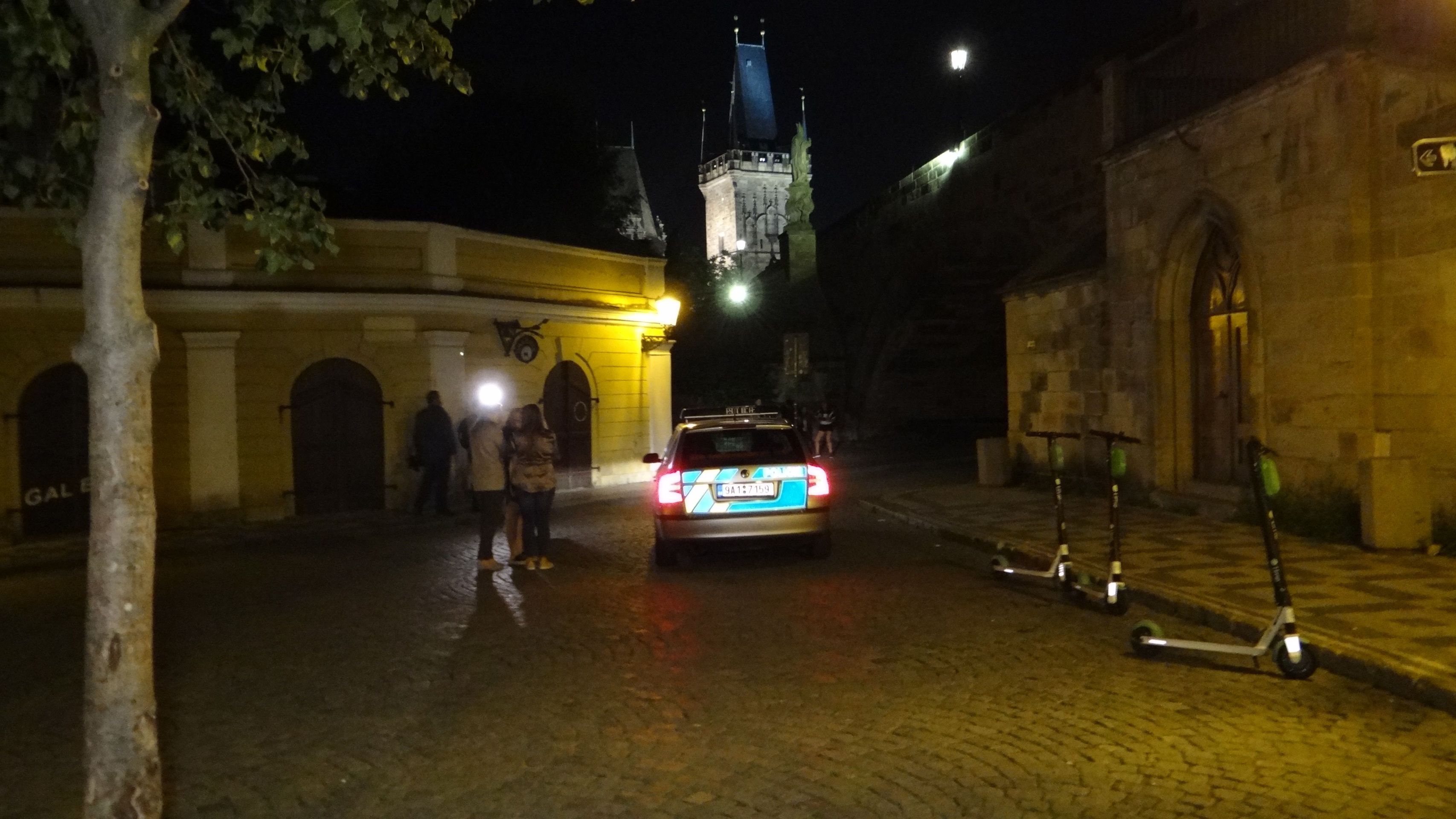 Kriminalistický technik zajistil stopy včetně sprejů - GALERIE: Posprejovaný Karlův most (4/5)