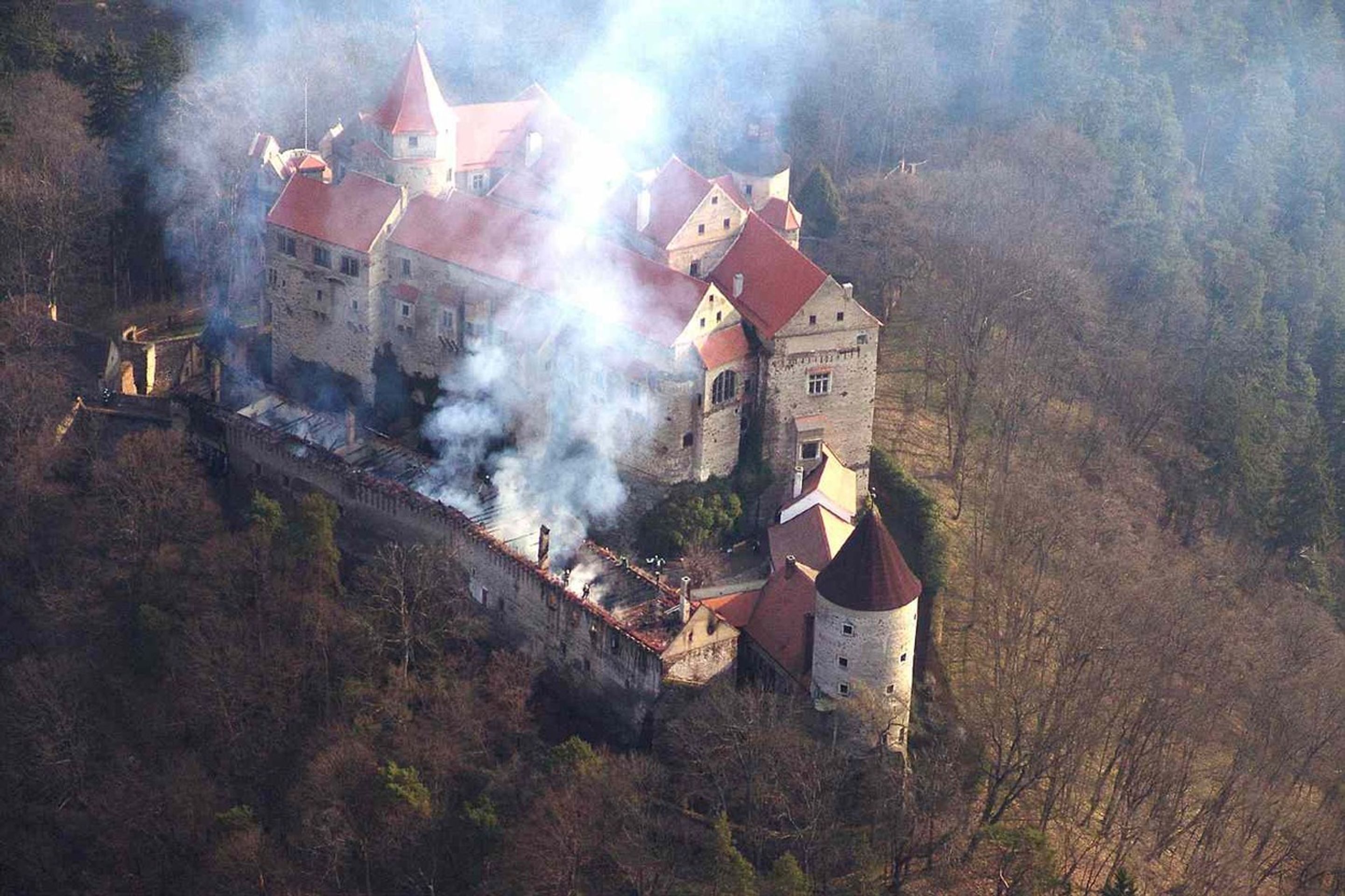 Požár hradu Pernštejn (2005) - GALERIE: Tragické události 15. dubna (5/8)