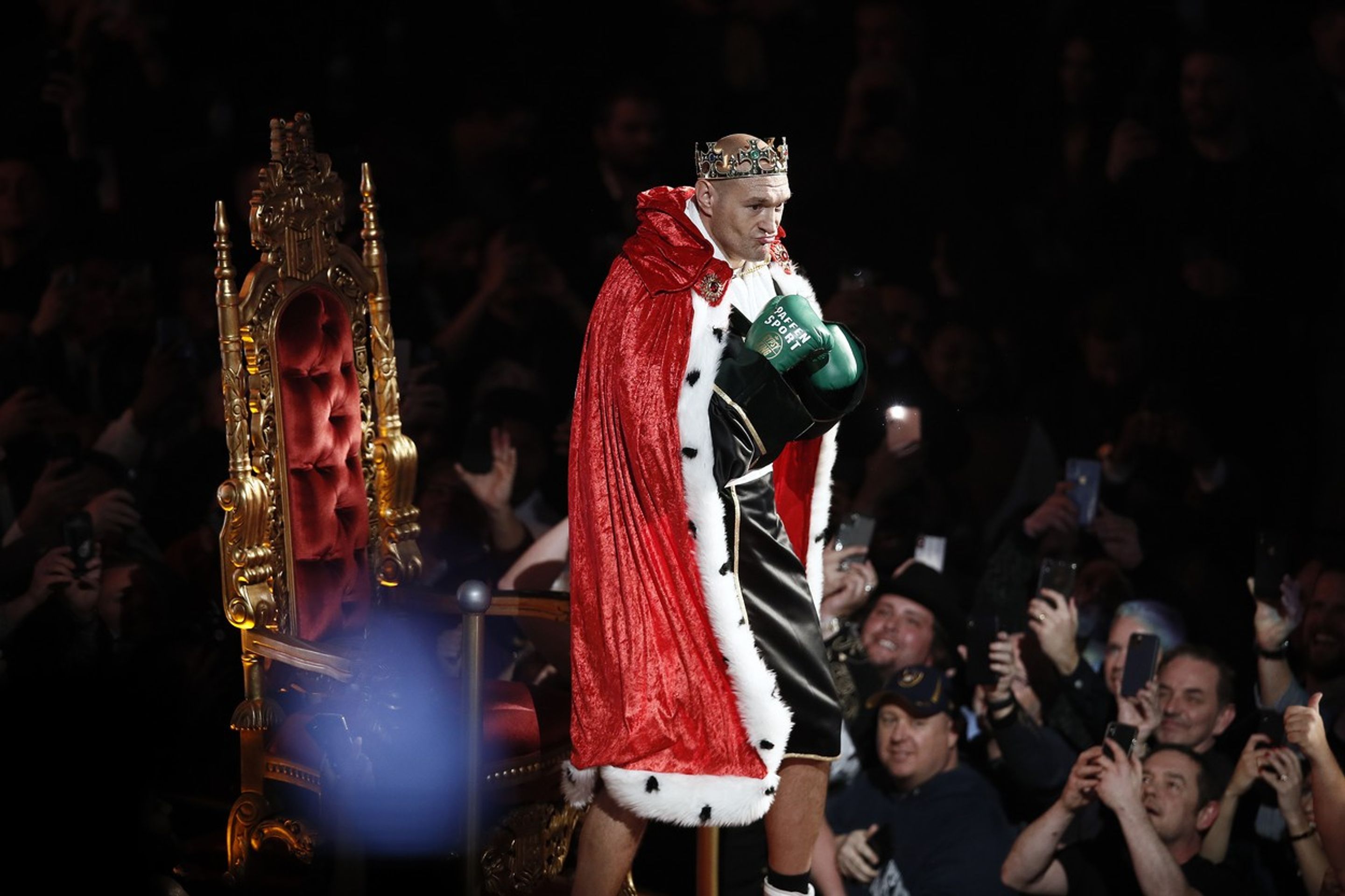 Tyson Fury nastupuje do ringu - Socha napočet Tysona Fury z odpadních trubek (9/10)