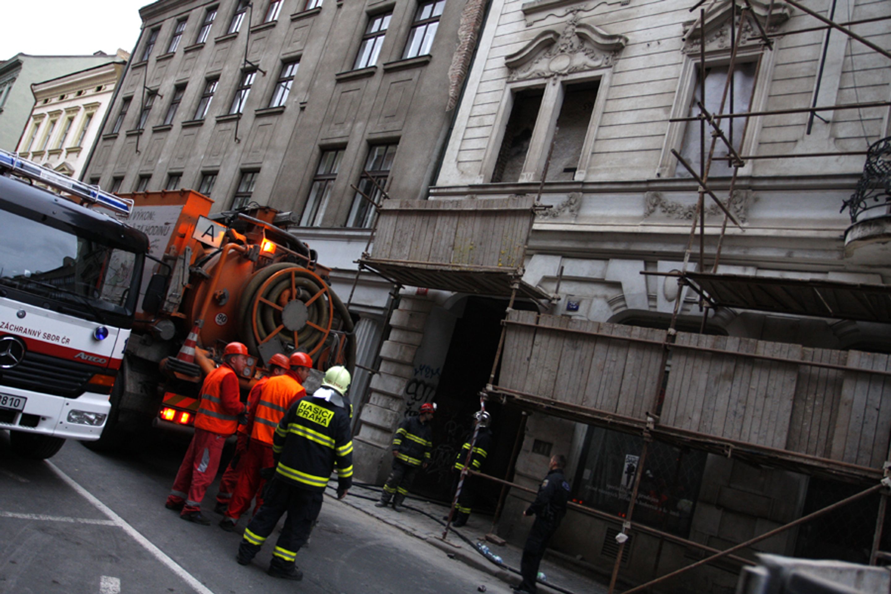 Záchrana čtveřice dělníků ze zříceného domu v Praze-8 - FOTOGALERIE: Záchrana čtveřice dělníků ze zříceného domu (8/8)