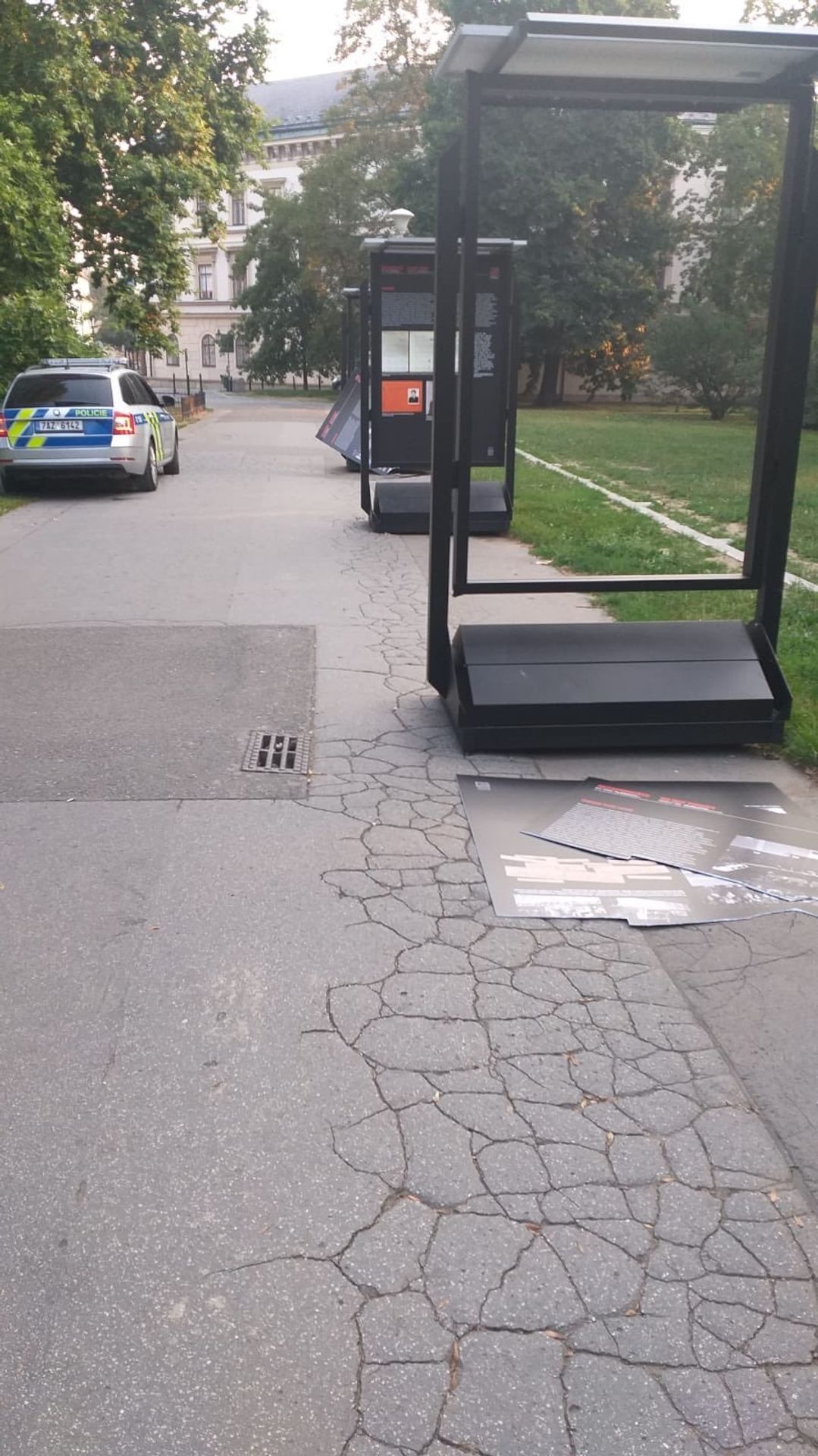 Poničená výstava na Kampě - 1 - GALERIE: Vandalové poničili výstavu Milady Horákové (4/4)