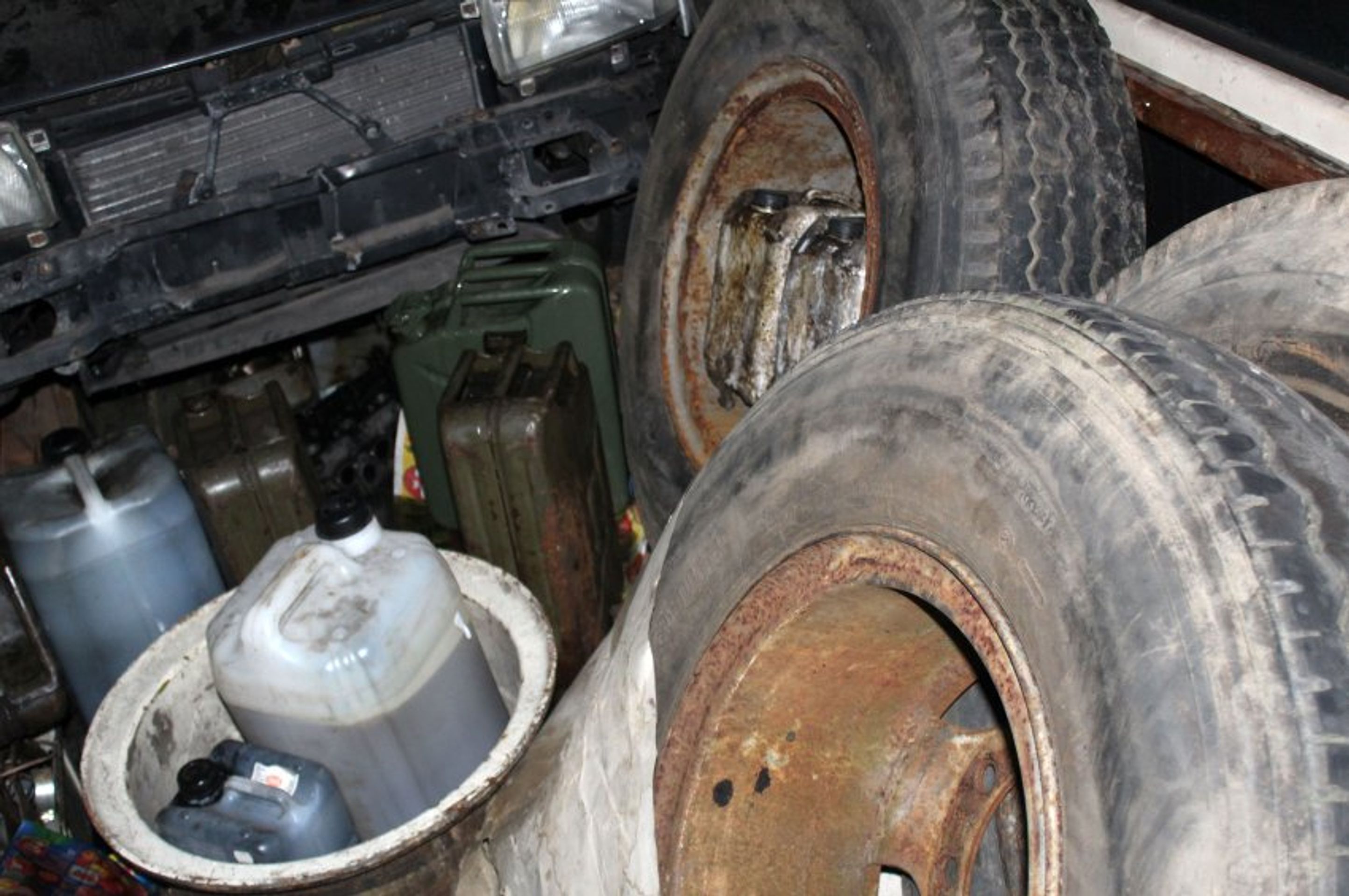 Auto sedělo uprostřed kanystrů a sudů na benzín - Fotogalerie: Čech vezl starého passata uvnitř ještě staršího autobusu! (1/5)