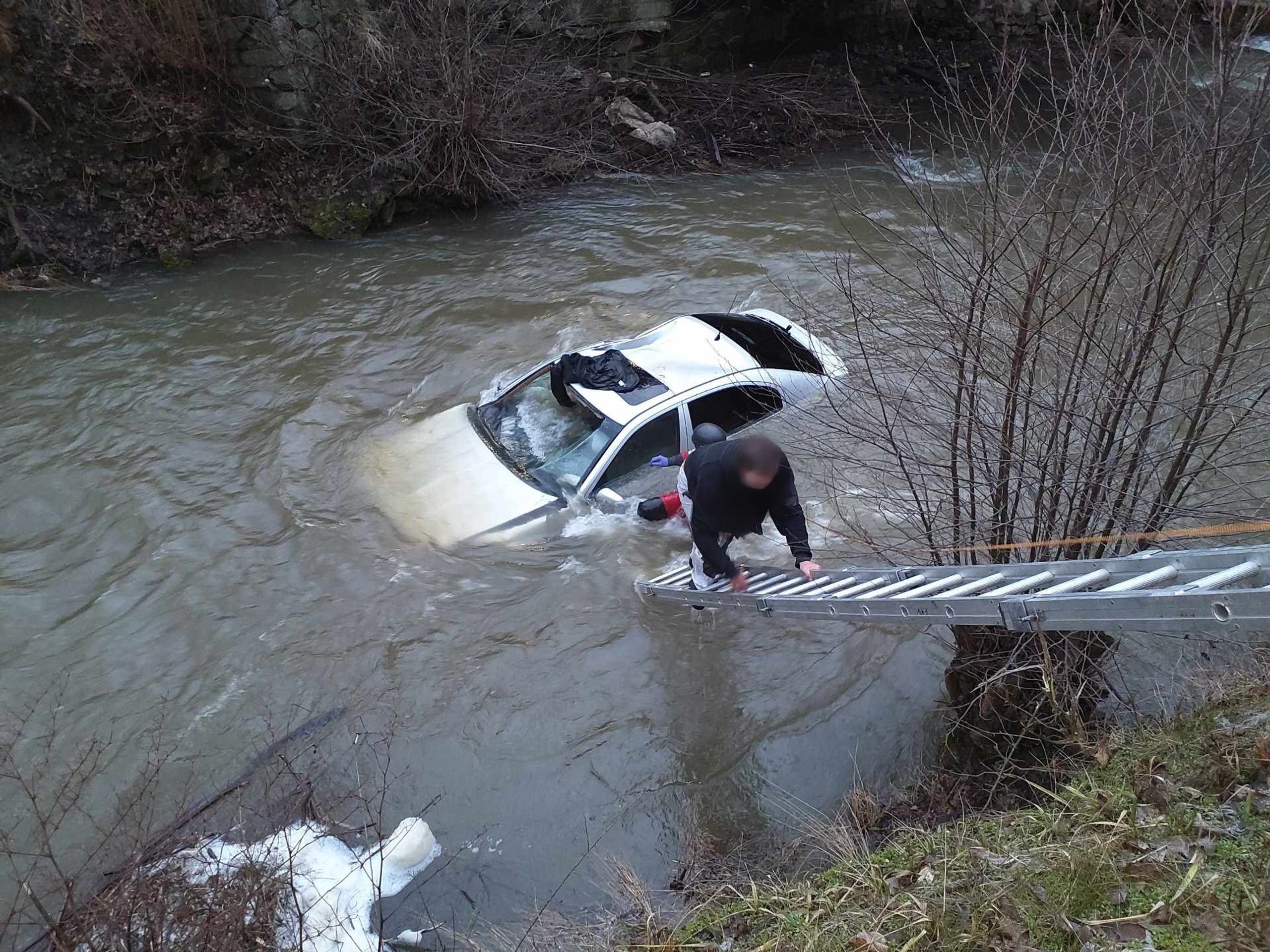 Záchrana řidiče z řeky u Blanska - Záchrana řidiče z řeky u Blanska (3/4)