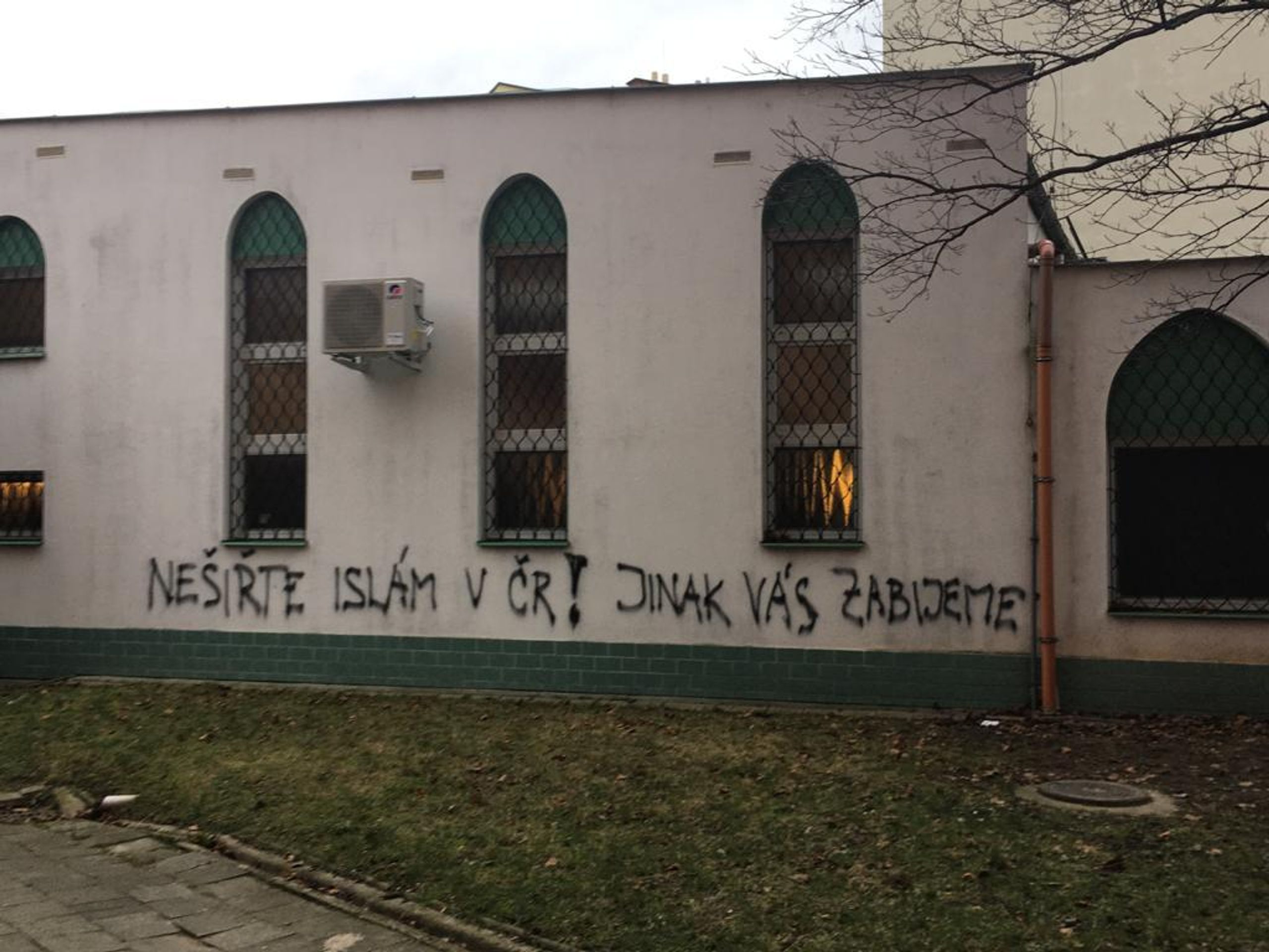 Vandalové poškodili mešitu v Brně výhrůžnými nápisy - 5 - GALERIE: Poničená mešita v Brně (4/8)