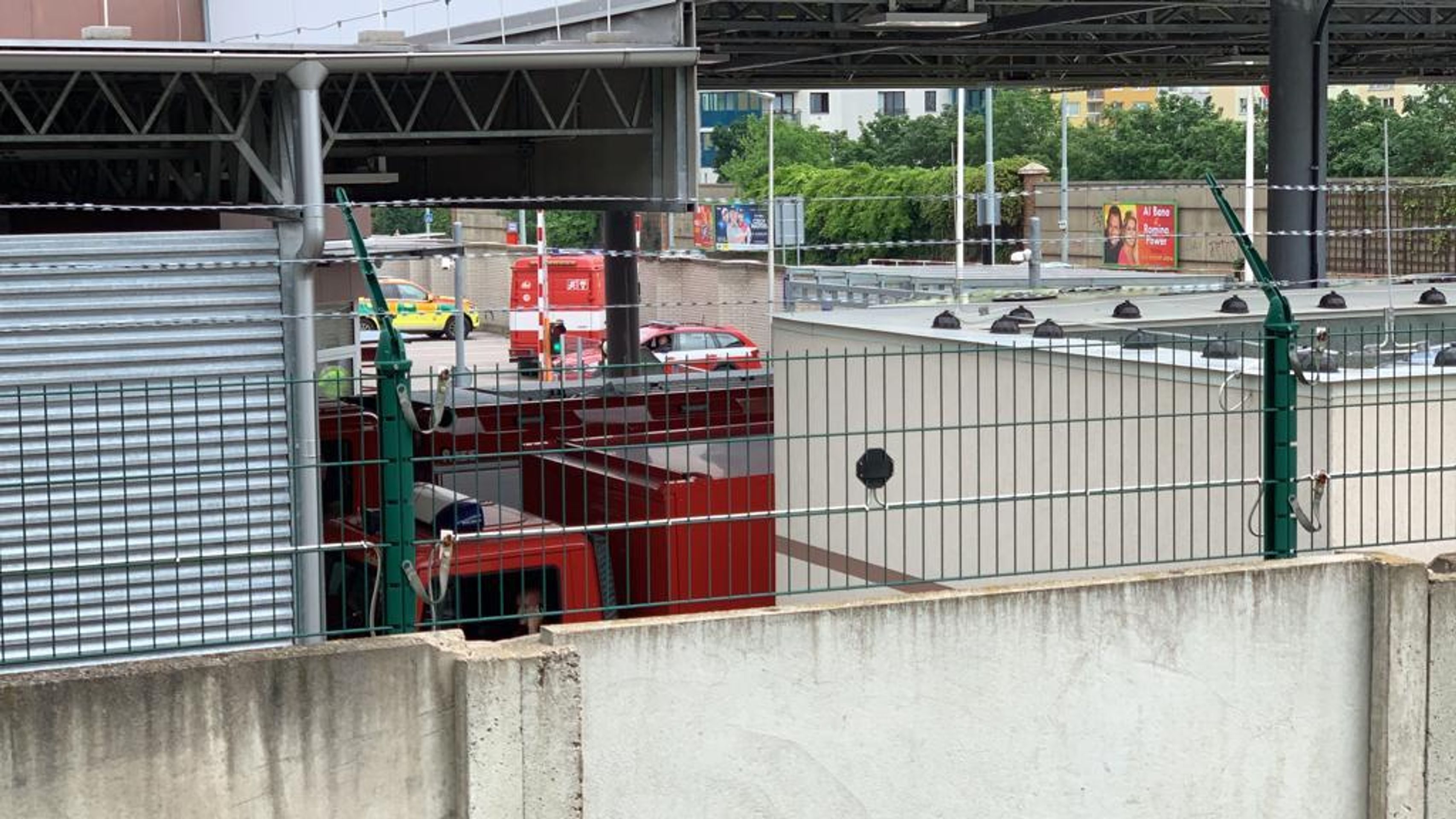 Zásah hasičů a záchranářů a protichemické služby u budovy BIS - 5 - GALERIE: Zásah hasičů a záchranářů a protichemické služby u budovy BIS (5/5)