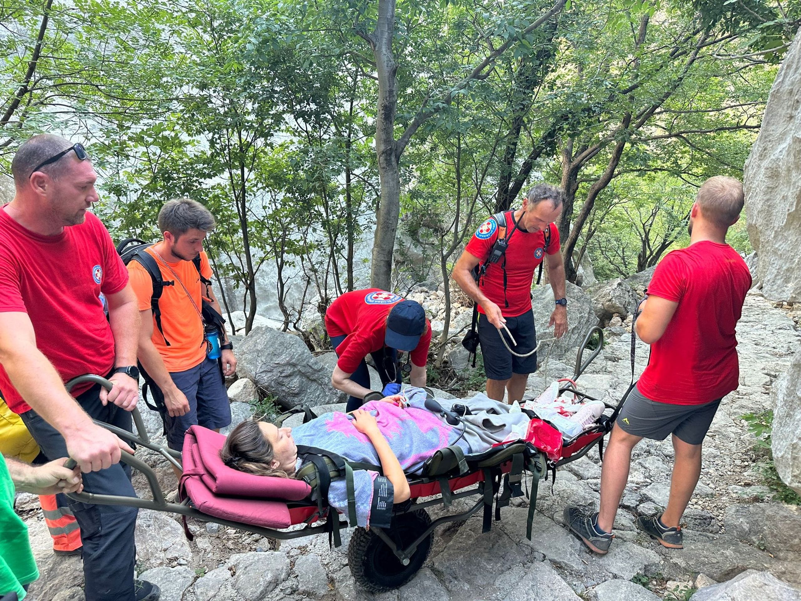 Turistka porodila dítě při túře v Chorvatsku (2) - Neočekávaný porod (3/3)