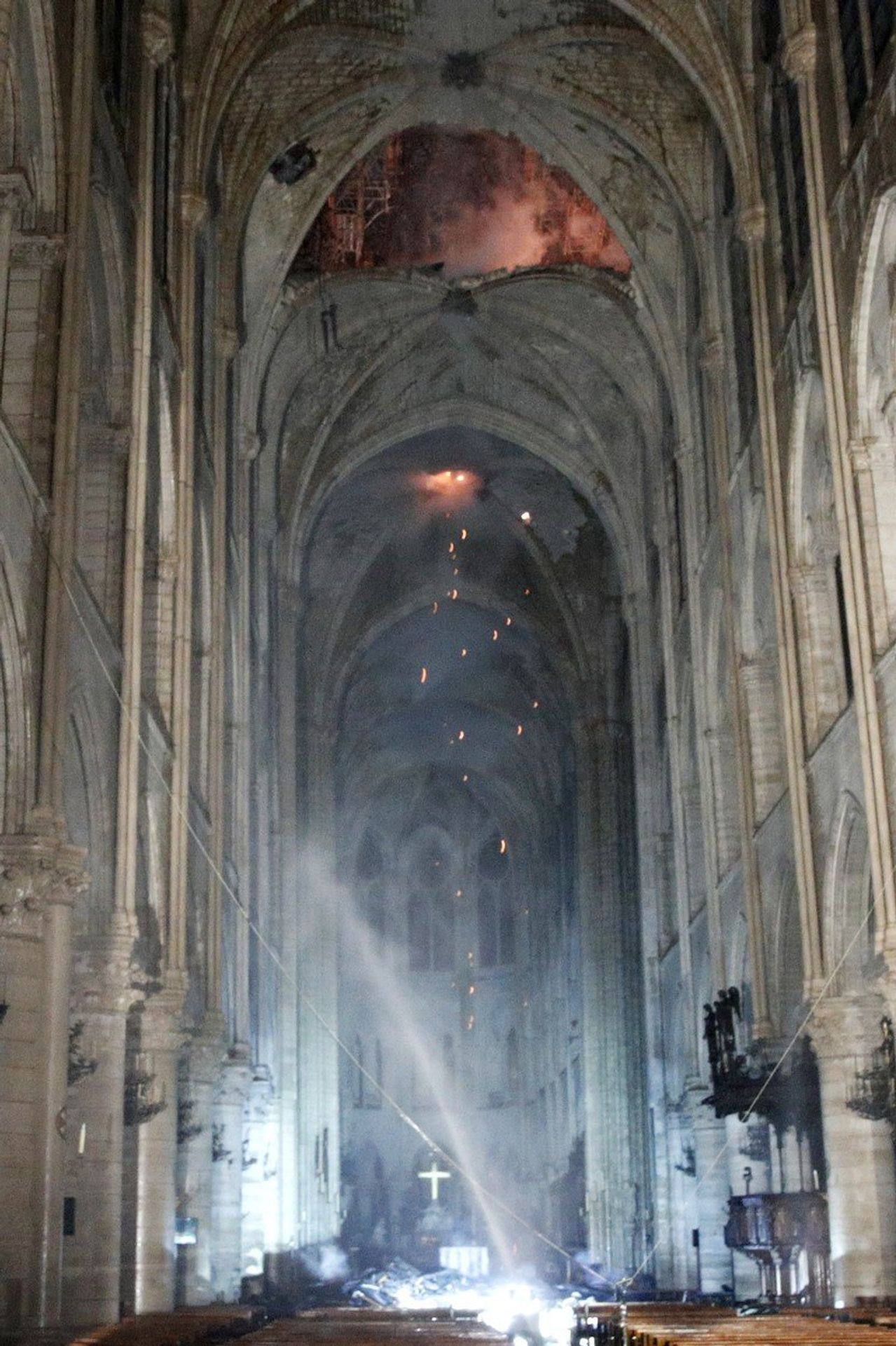 Interiér vyhořelé katedrály Notre-Dame - 3 - GALERIE: Obří požár katedrály Notre Dame (11/14)