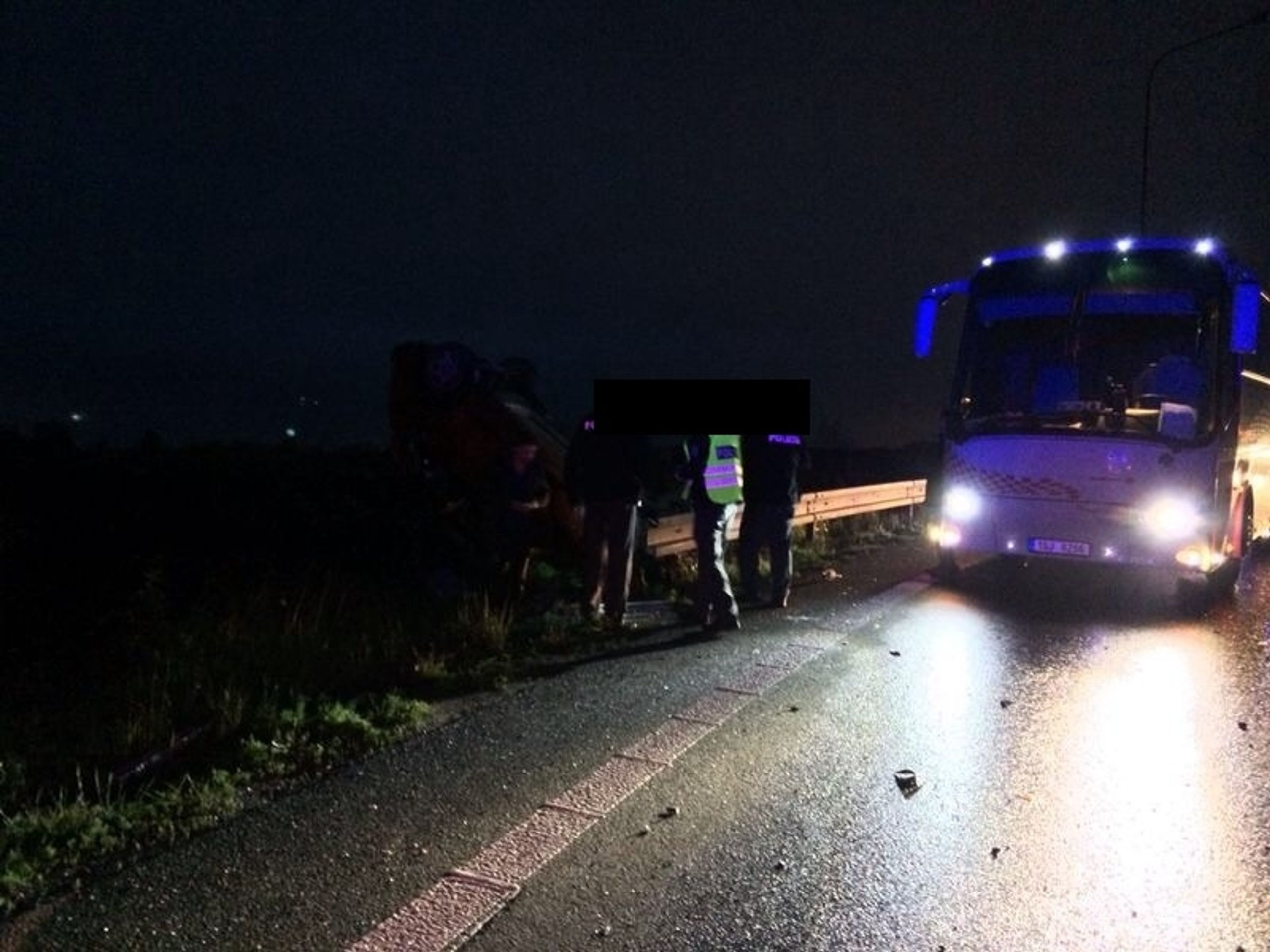 Opilý řidič havaroval v Novopacké ulici - 3 - GALERIE: Opilec vylétl ze silnice a skončil s autem na střeše (4/6)