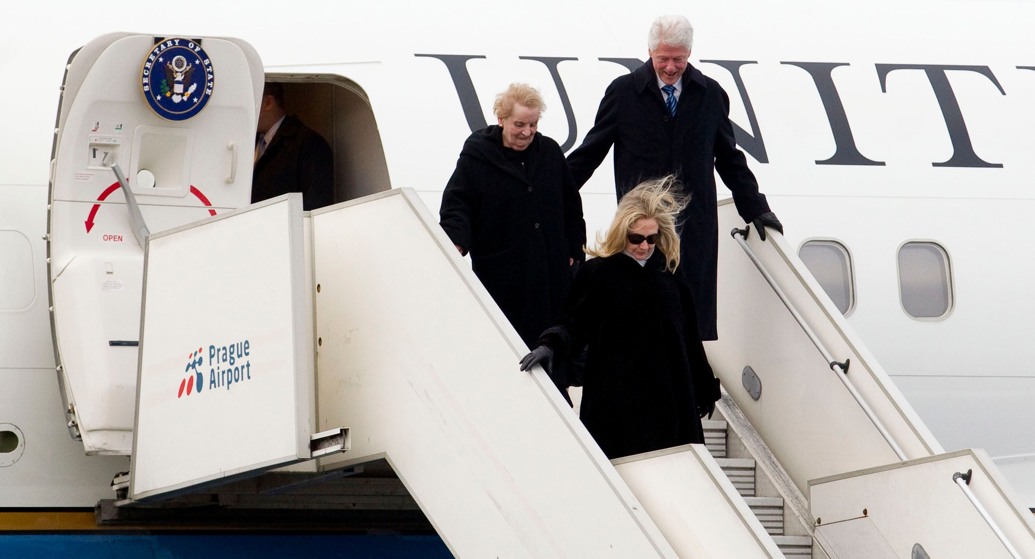 Václav Havel - ROZLOUČENÍ - PŘÍLETY HOSTŮ - vládní letadlo Spojených států amerických, Clintonová, Bill Clinton a Madeleine Albrightová. - Galerie z letiště a příletů (6/12)