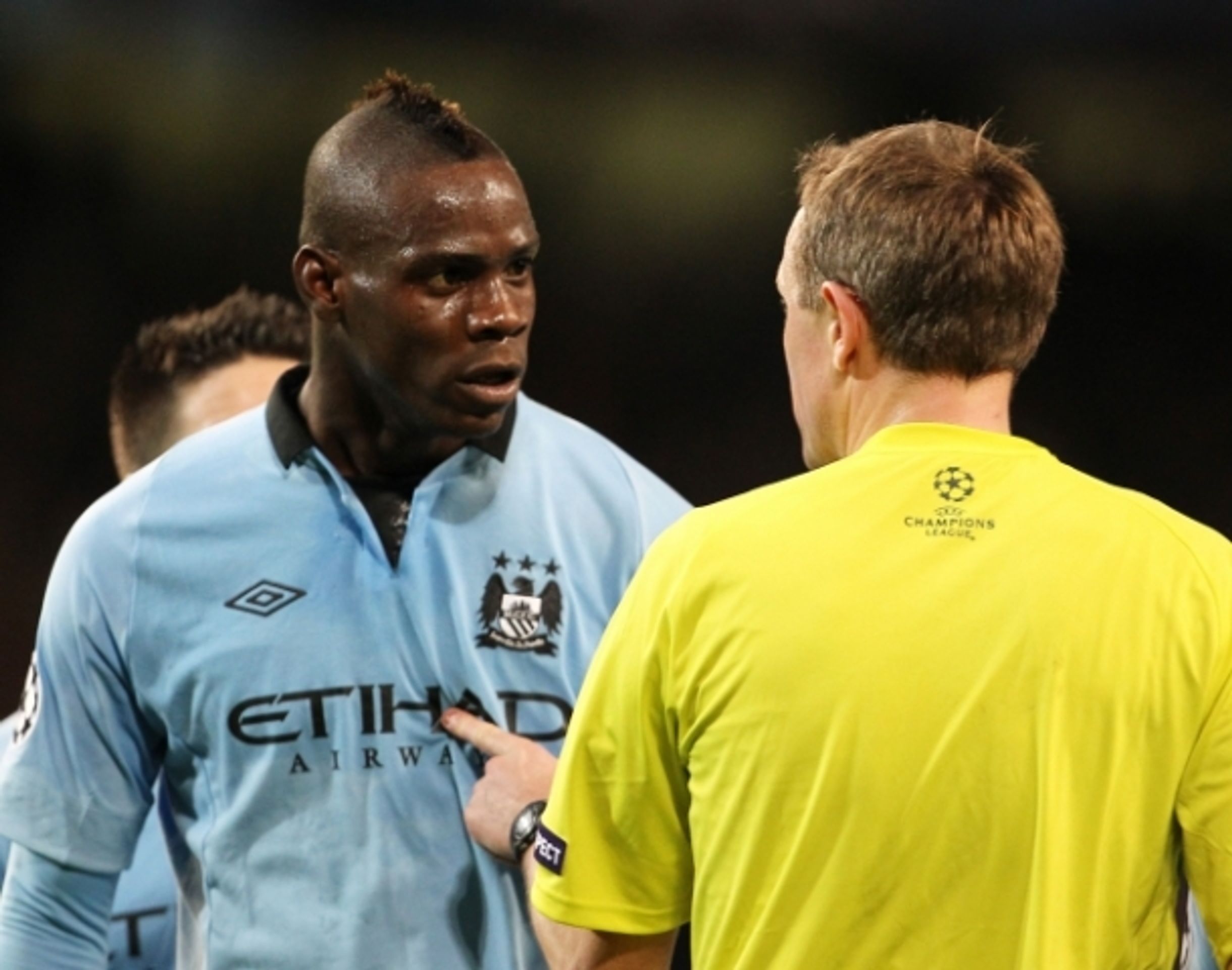 Balotelli bentley - 4 - GALERIE: Mario Balotelli a jeho bentley (7/7)