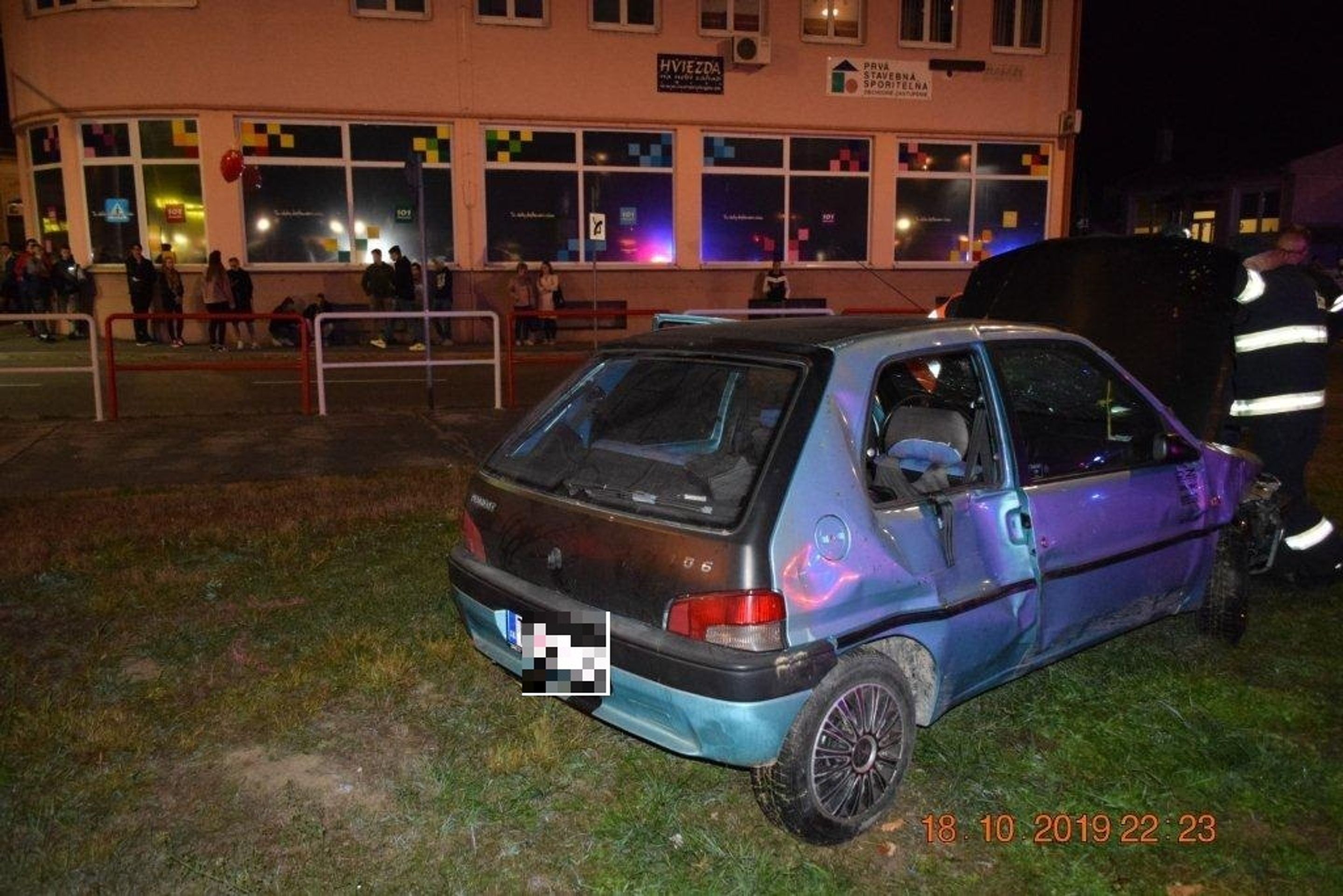 Mladík ujížděl před policisty a srazil tři lidi - 7 - GALERIE: Vážná nehoda v Bánovcích nad Bebravou (7/7)
