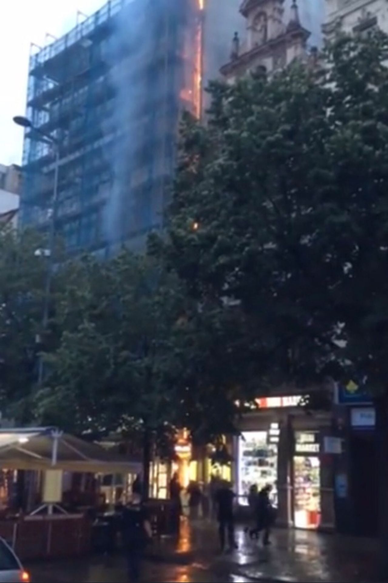 Požár hotelu na Václavském náměstí - 3 - GALERIE: Požár hotelu na Václavském náměstí (4/4)