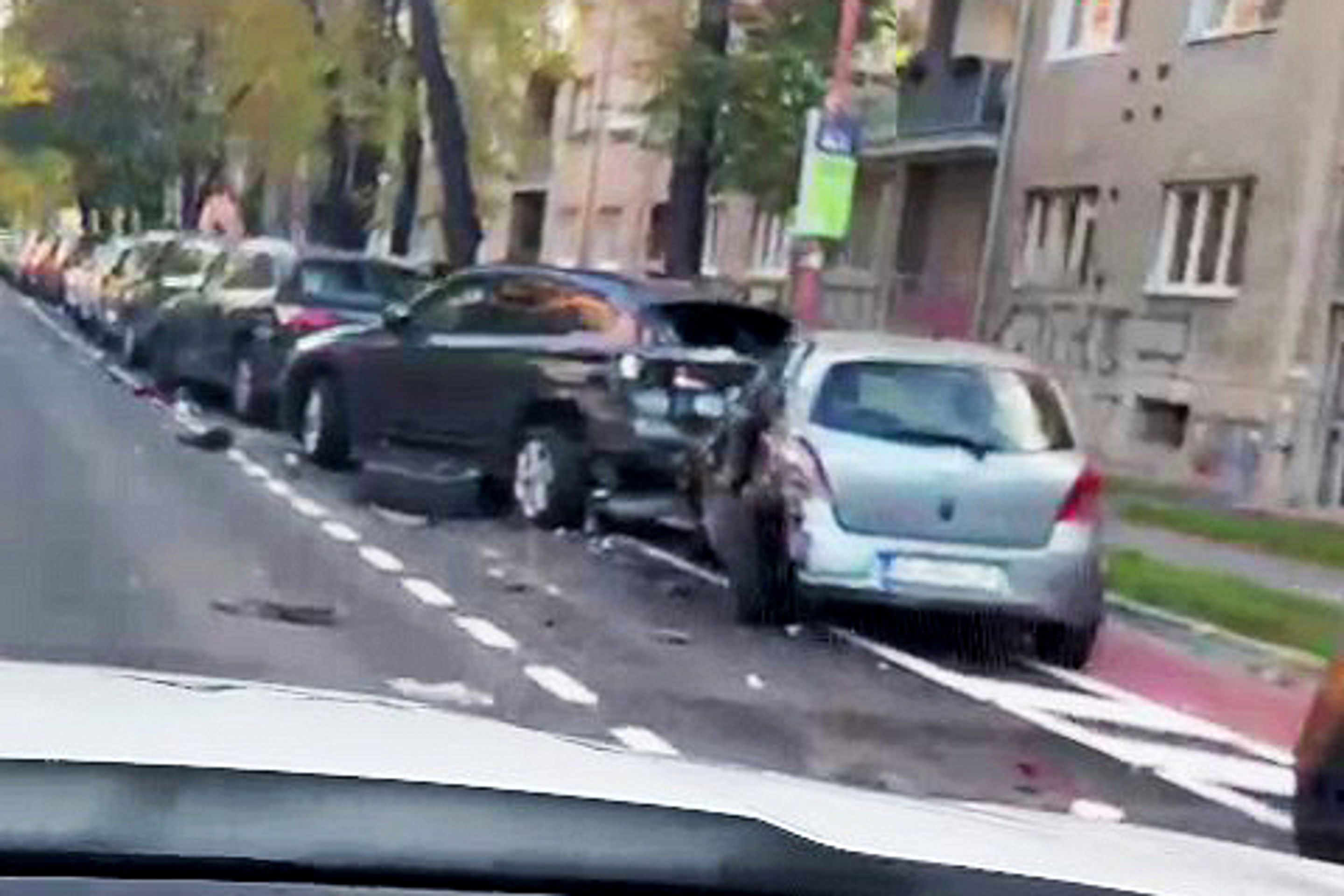 Opilý řidič v Bratislavě zničil několik aut - Výsledky šílené jízdy opilého řidiče po Bratislavě (3/5)