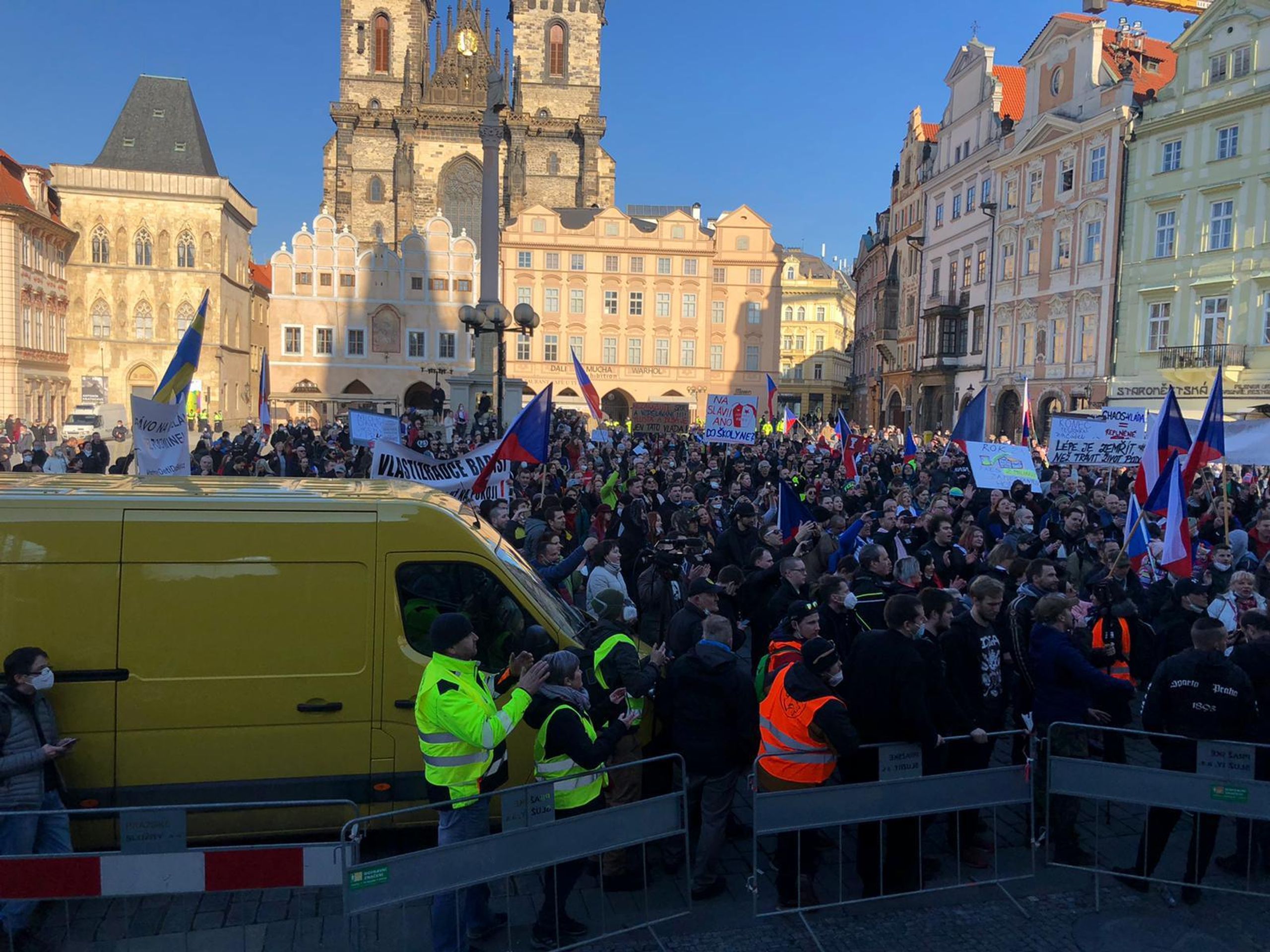 Demonstrace na Staroměstském náměstí - 6 - GALERIE: Lidé v Praze protestují proti vládě (12/13)